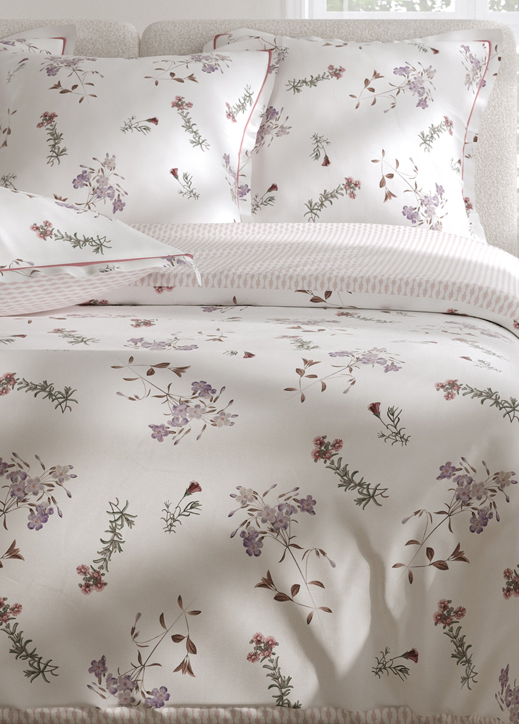 Conjunto_de_cama_de_percal_4_peças_com_lençol_liso,_violetas_Imprime_blanc_DE3_slim