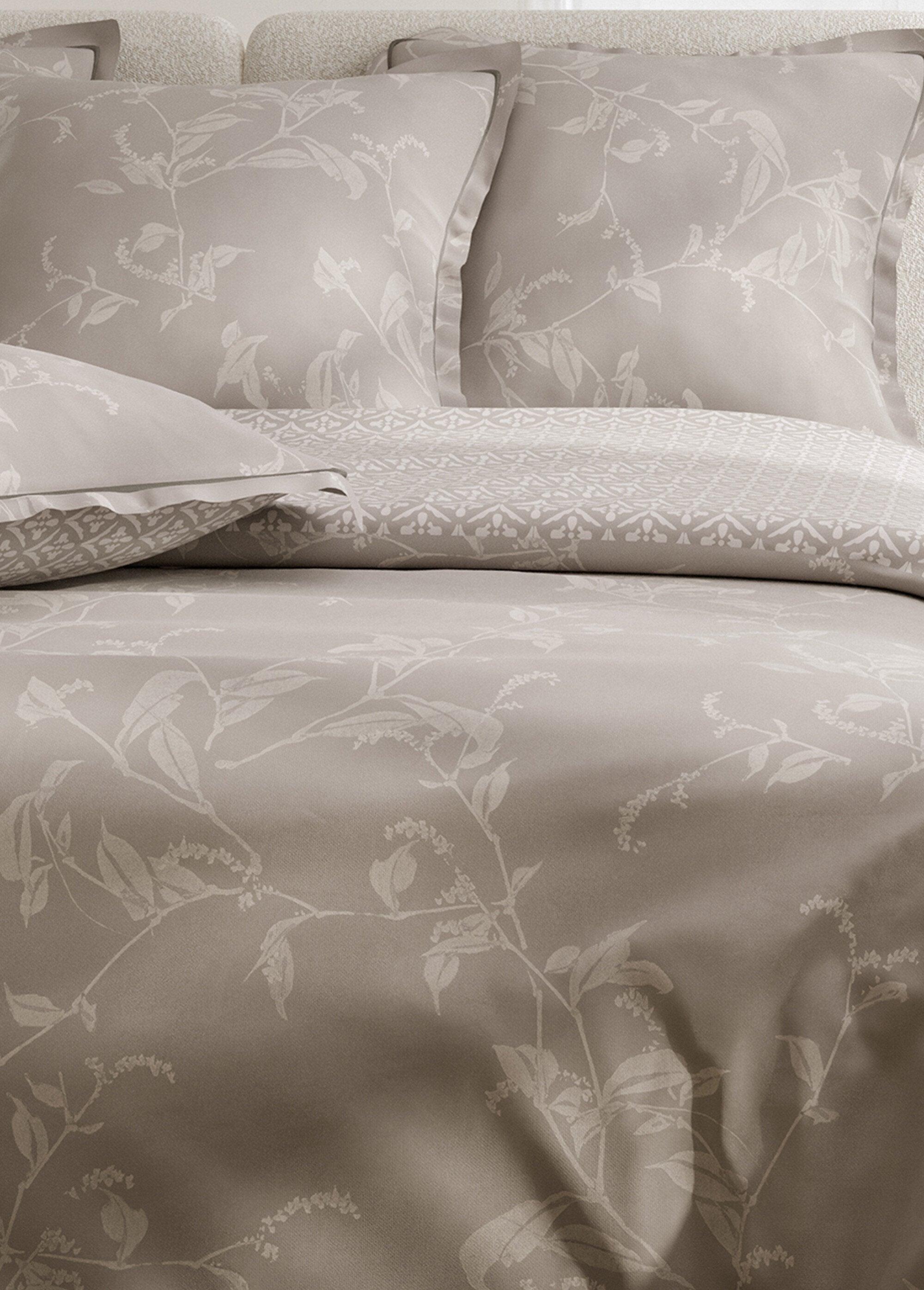 Conjunto_de_cama_de_percal_de_4_peças_com_lençol_de_cima,_estêncil_Gris_DE3_slim