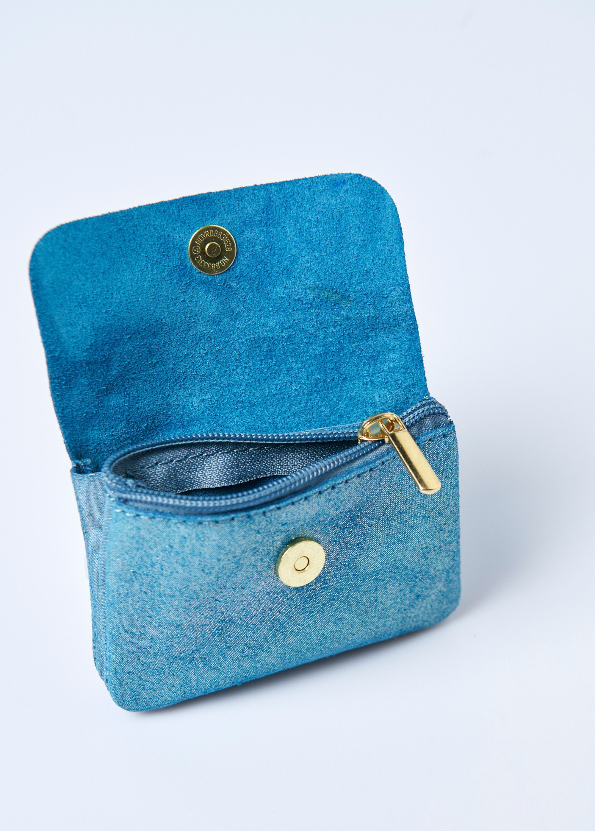 Bolsa_pequena_de_couro_iridescente_com_zíper_Bleu_irise_DE1_slim