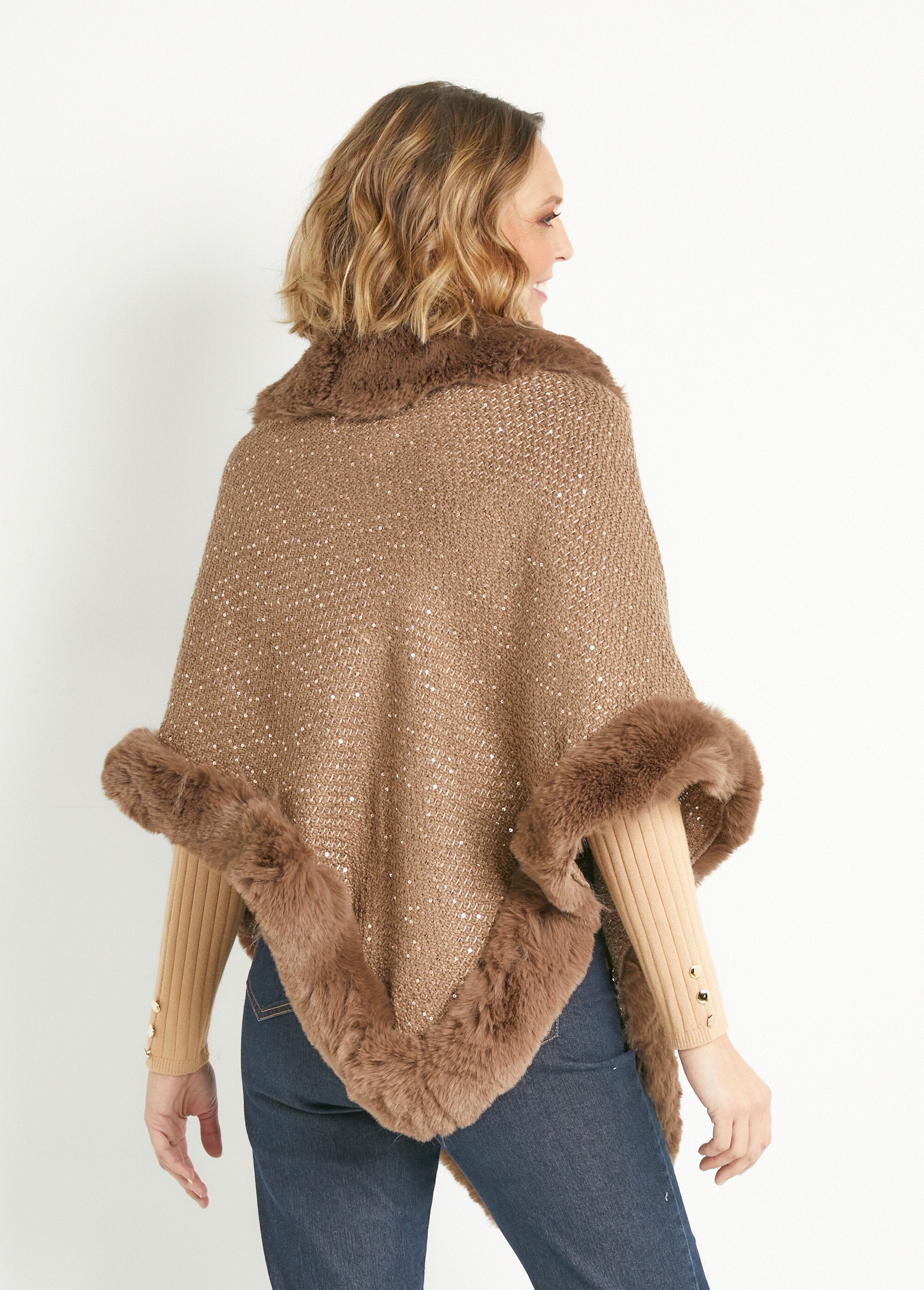 Poncho_com_acabamento_em_pelo_e_malha_de_lantejoulas_Camel_DO1_slim