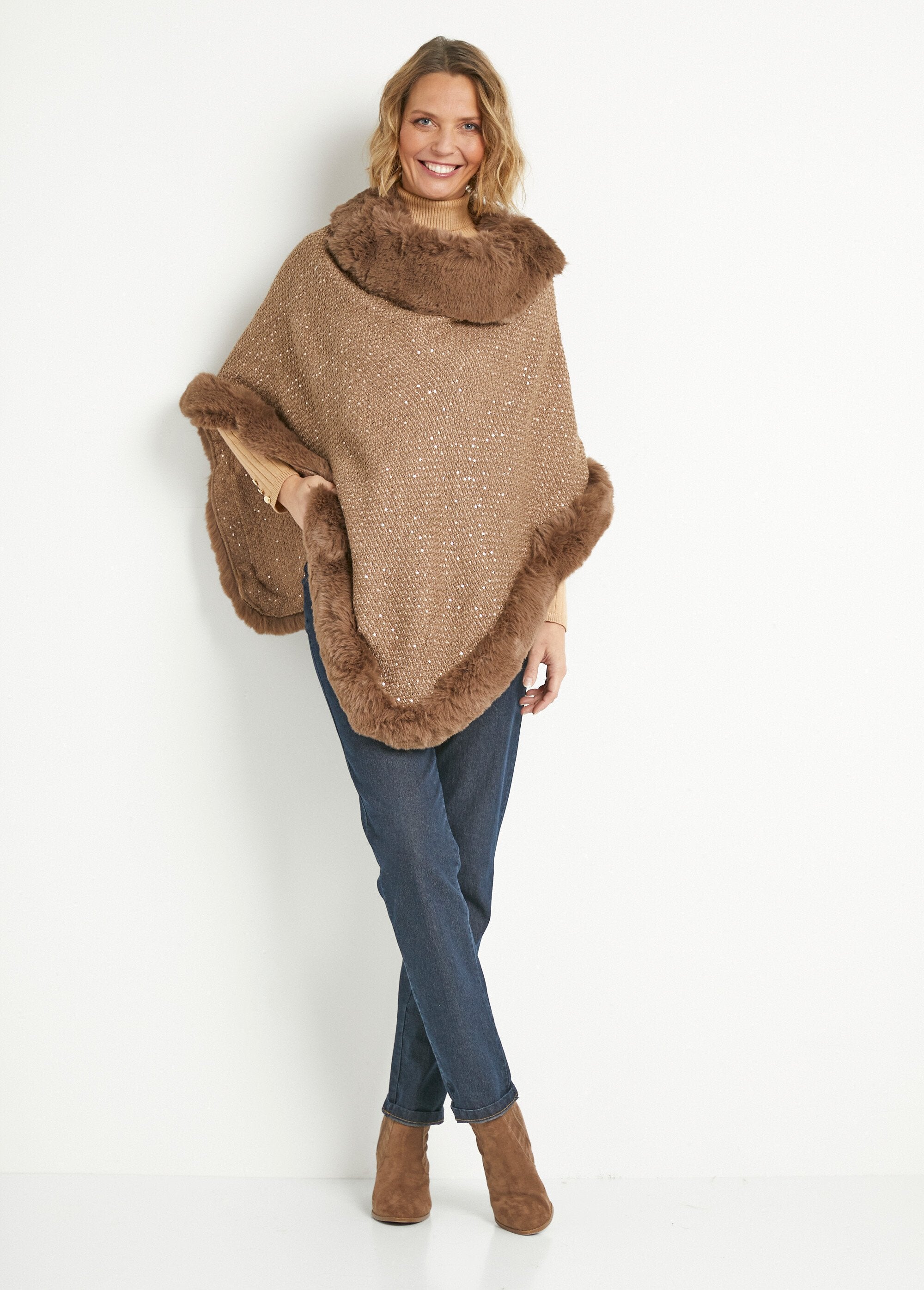 Poncho_com_acabamento_em_pelo_e_malha_de_lantejoulas_Camel_SF1_slim