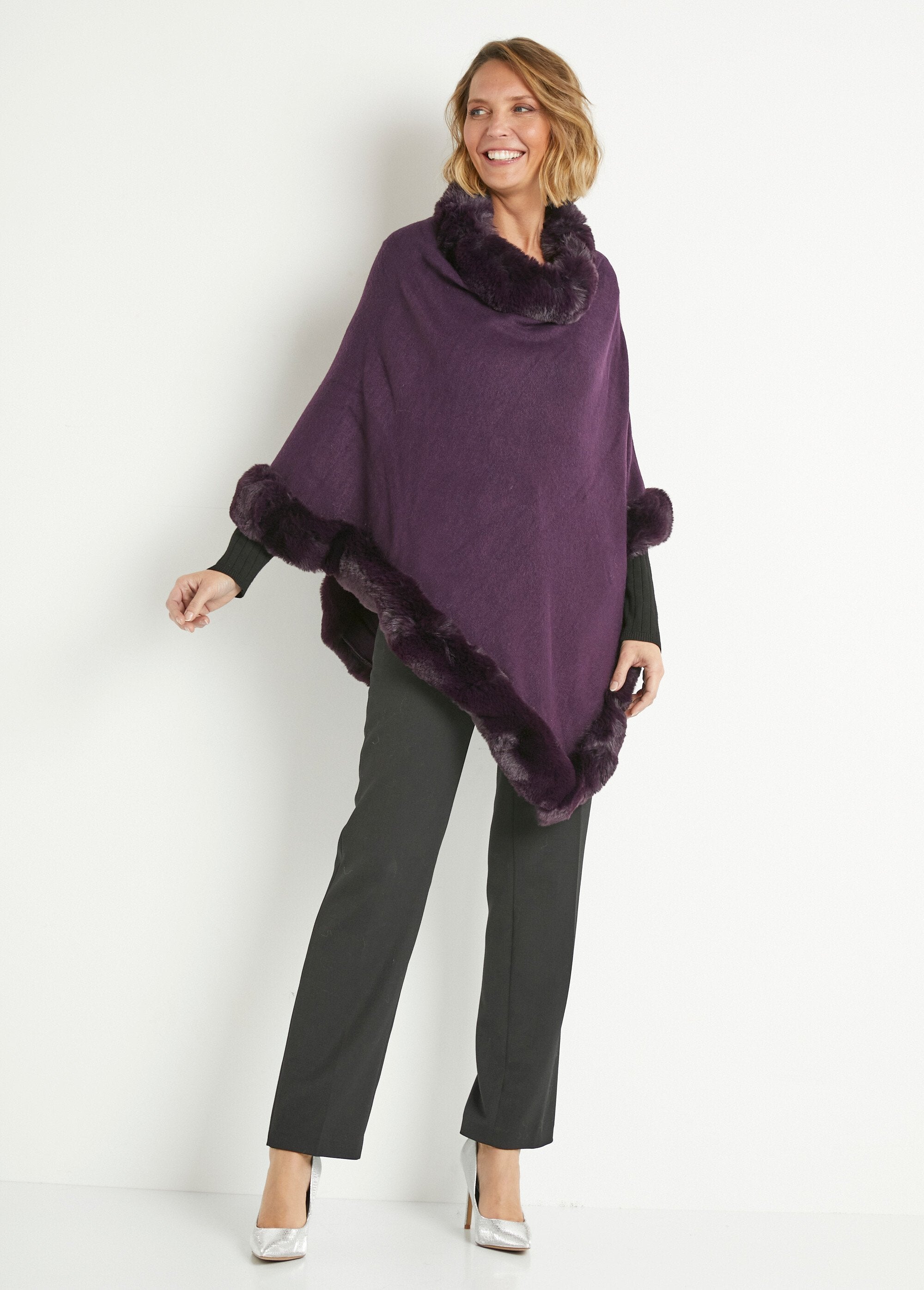 Poncho_de_malha_com_borda_de_pelo_Prune_SF1_slim