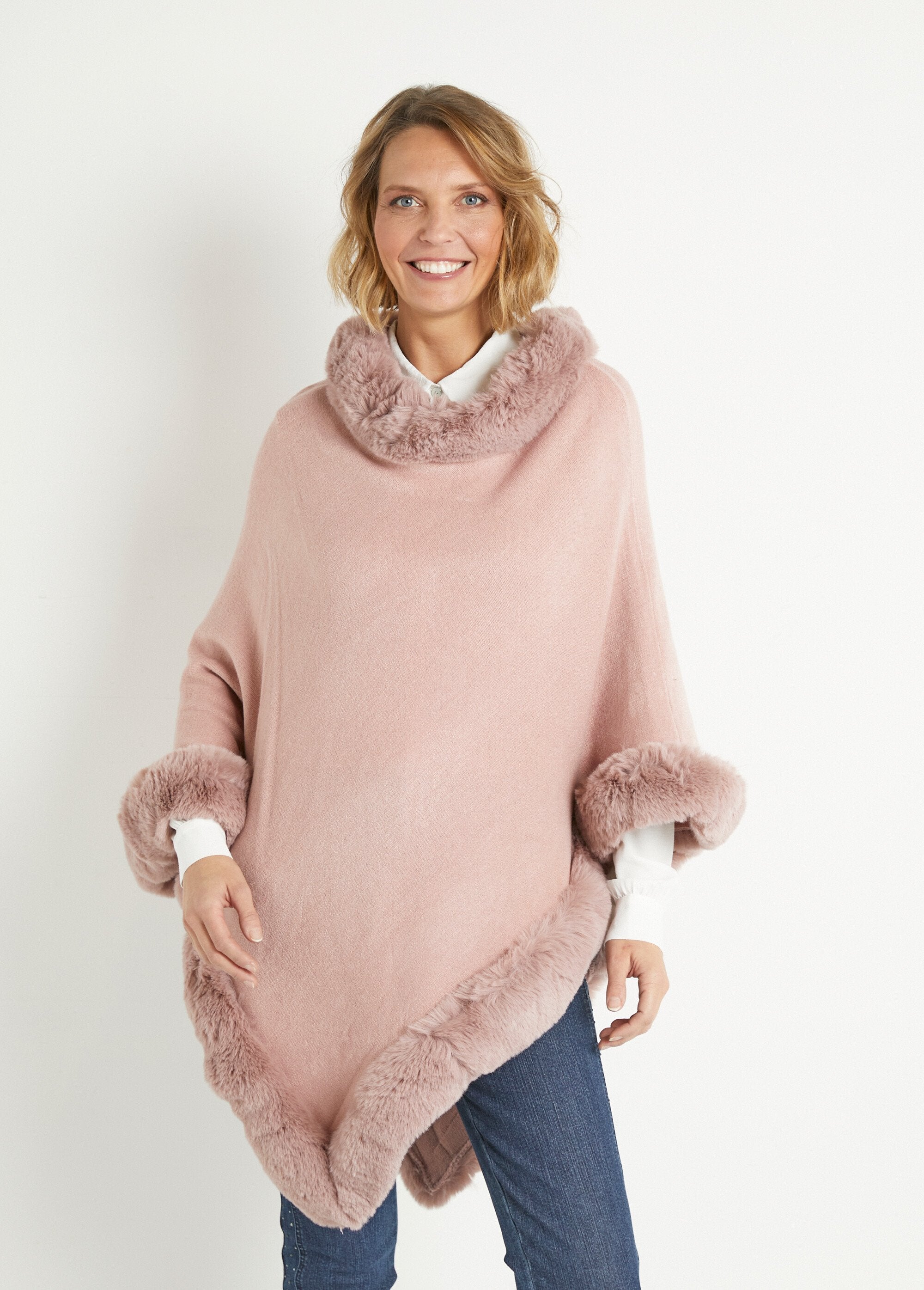 Poncho_de_malha_com_borda_de_pelo_Rose_FA1_slim