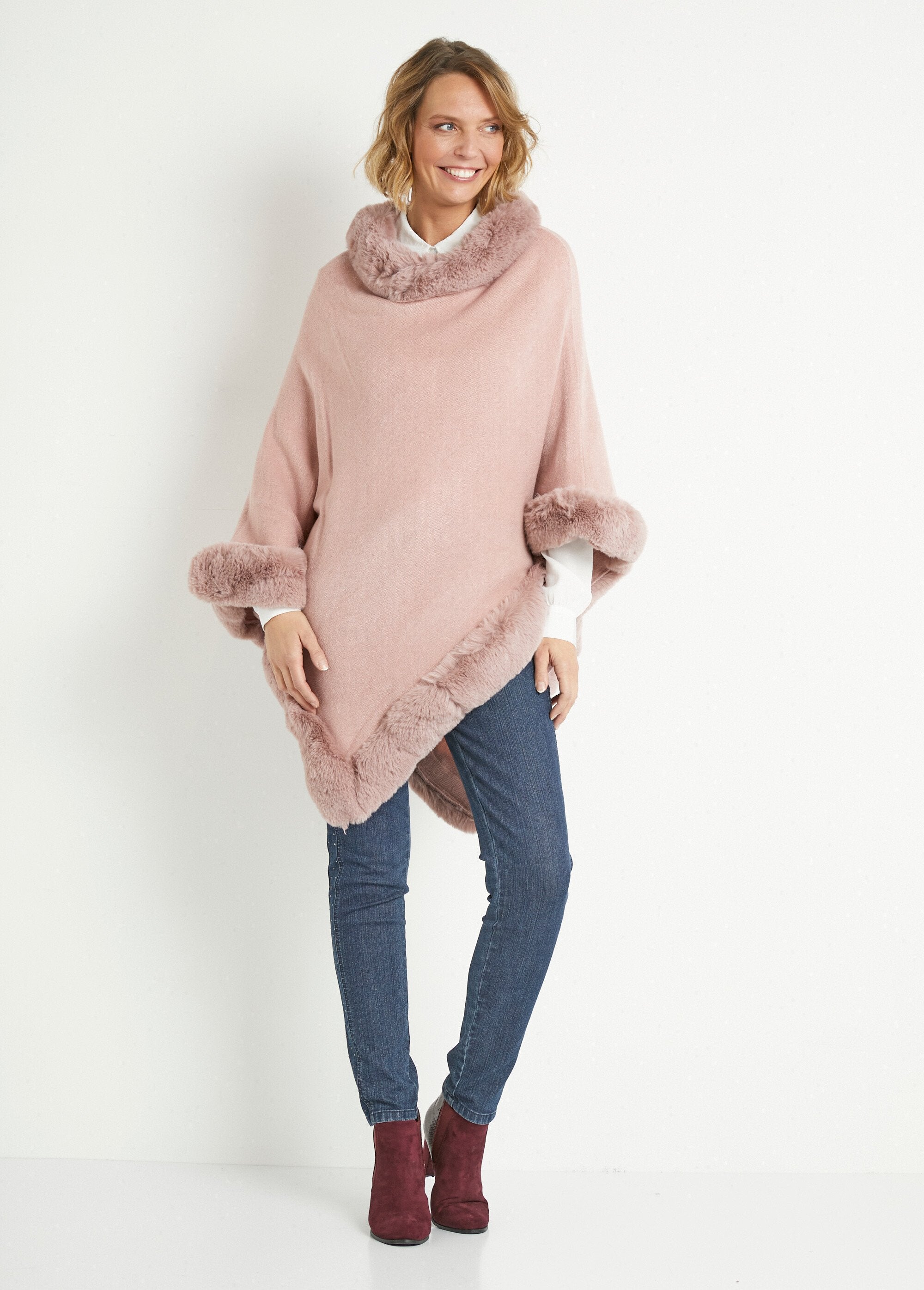 Poncho_de_malha_com_borda_de_pelo_Rose_SF1_slim