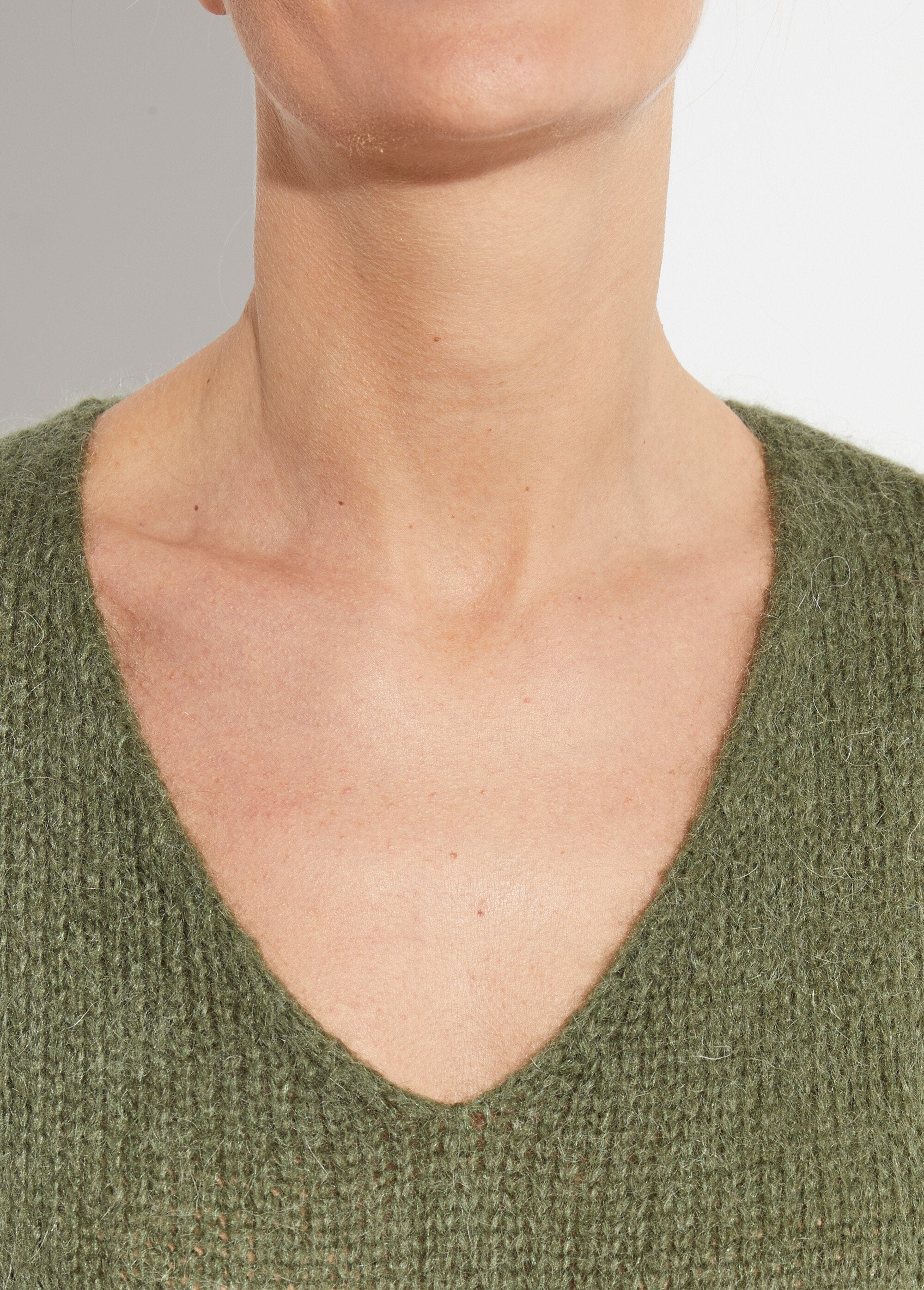 Camisola_quente_com_gola_em_V_em_malha_de_mohair_Kaki_DE1_slim