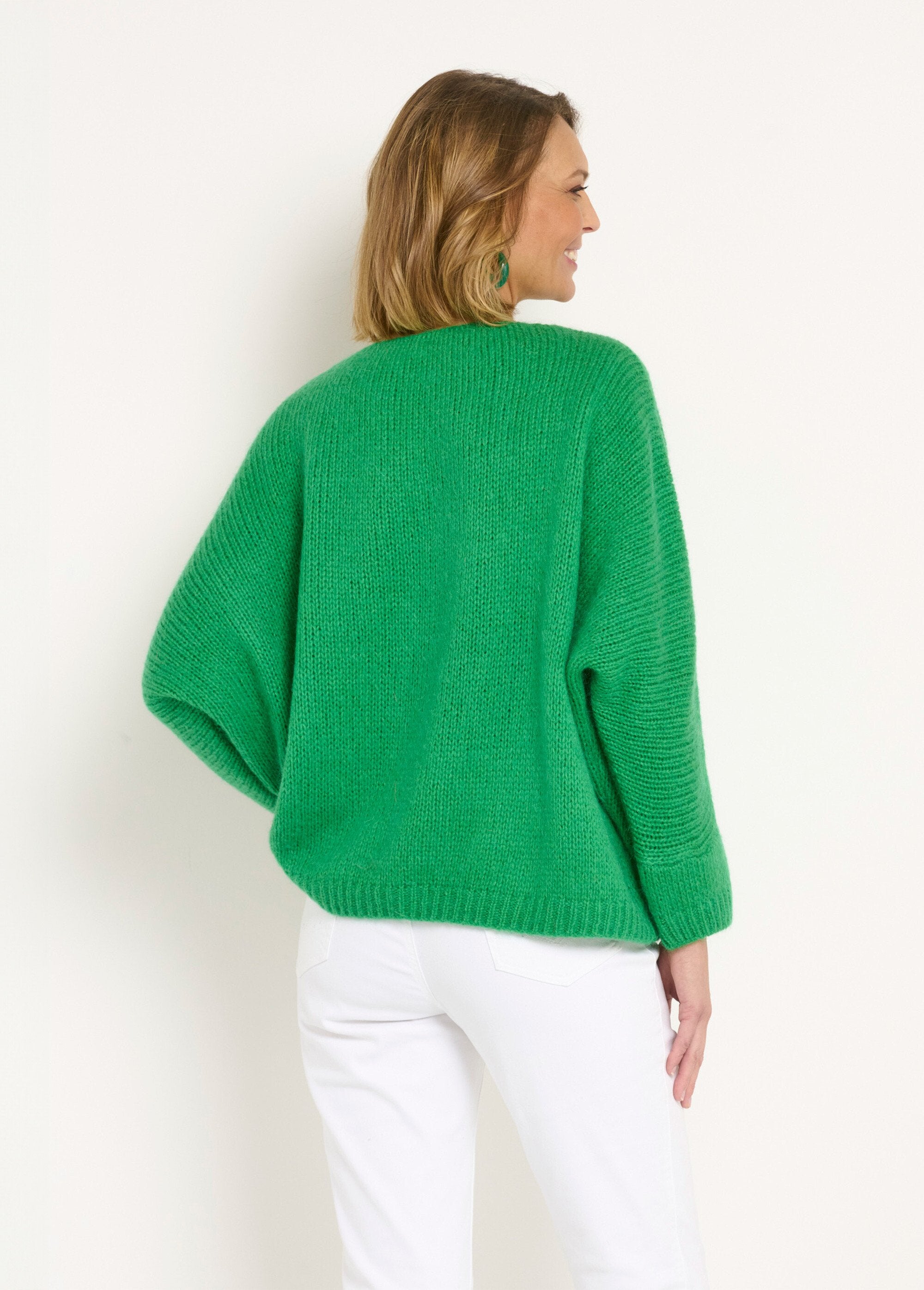 Suéter_quente_de_lã_mohair_com_decote_em_V_e_cavas_caídas_Vert_DO1_slim