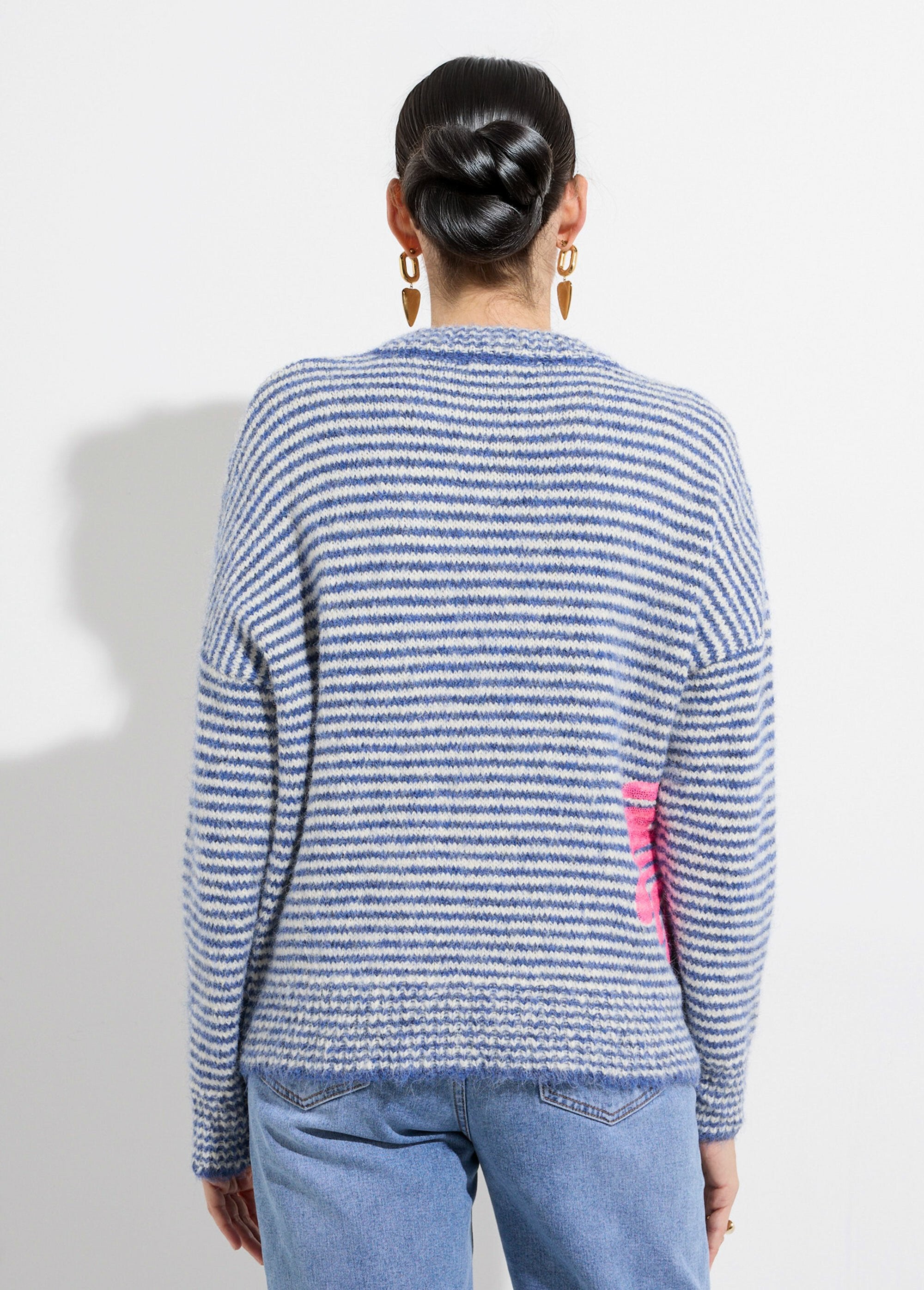 Pull_chaud_rayé_avec_laine,_motifs_fleur_Bleu_et_ecru_DO1_slim