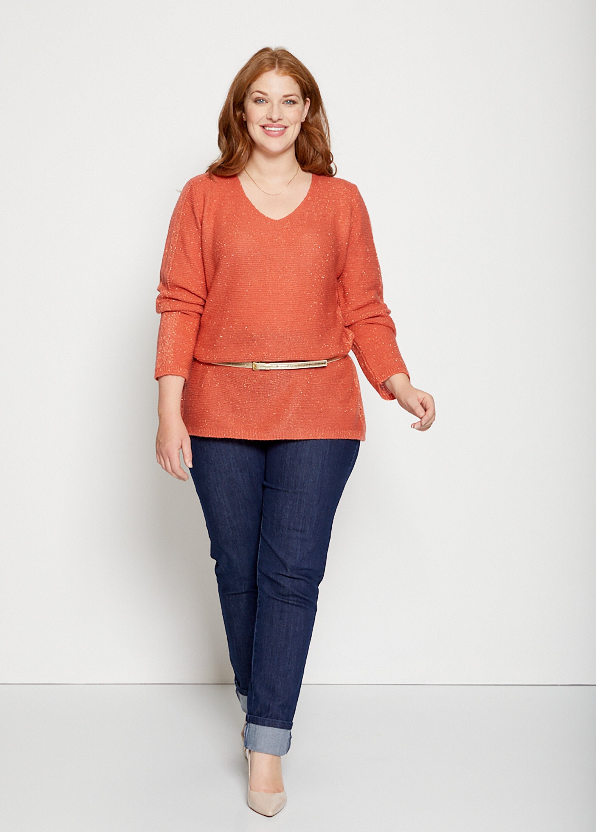 Suéter_com_decote_em_V_arredondado_e_detalhes_vazados_Tomette_SF1_curvy