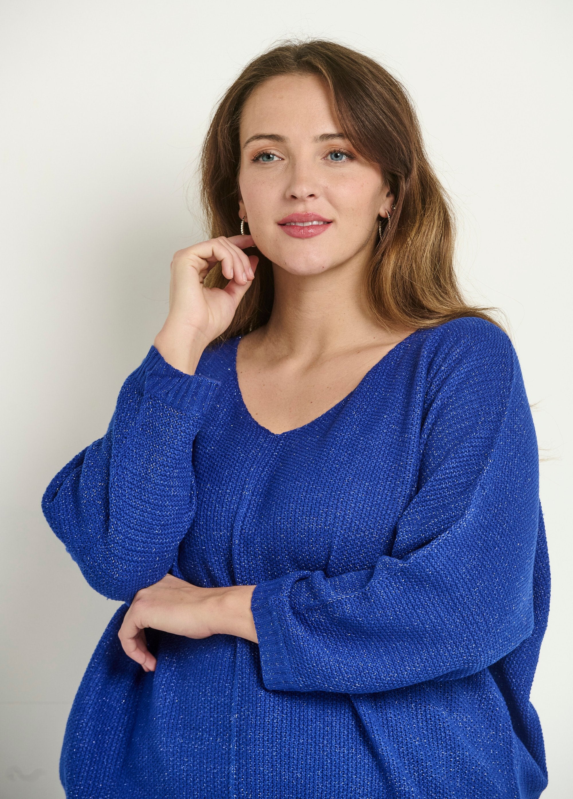 Suéter_decote_V_com_malha_metálica_Bleu_DE1_curvy