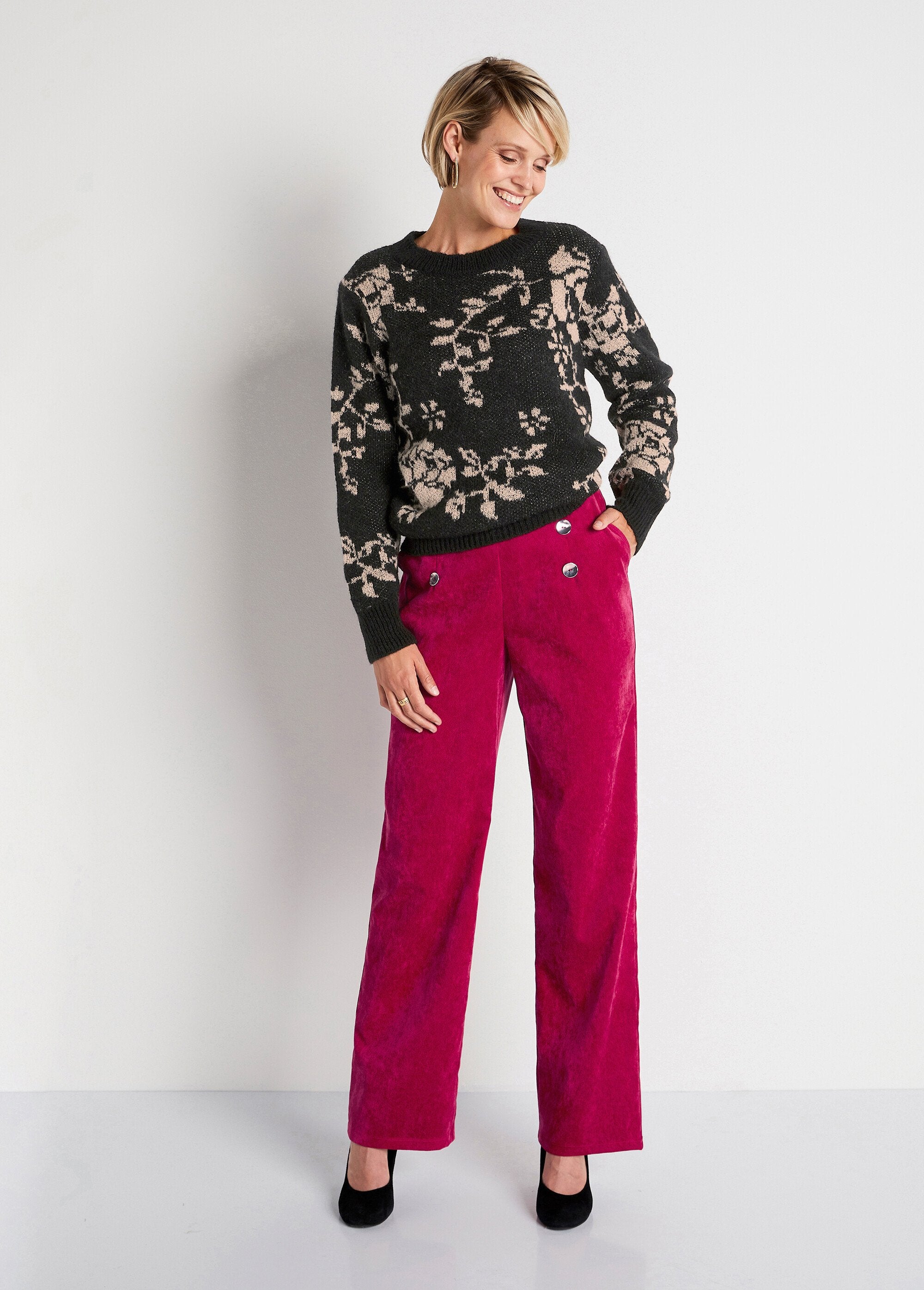 Suéter_curto_em_jacquard_floral_Preto_e_bege_FA1_slim