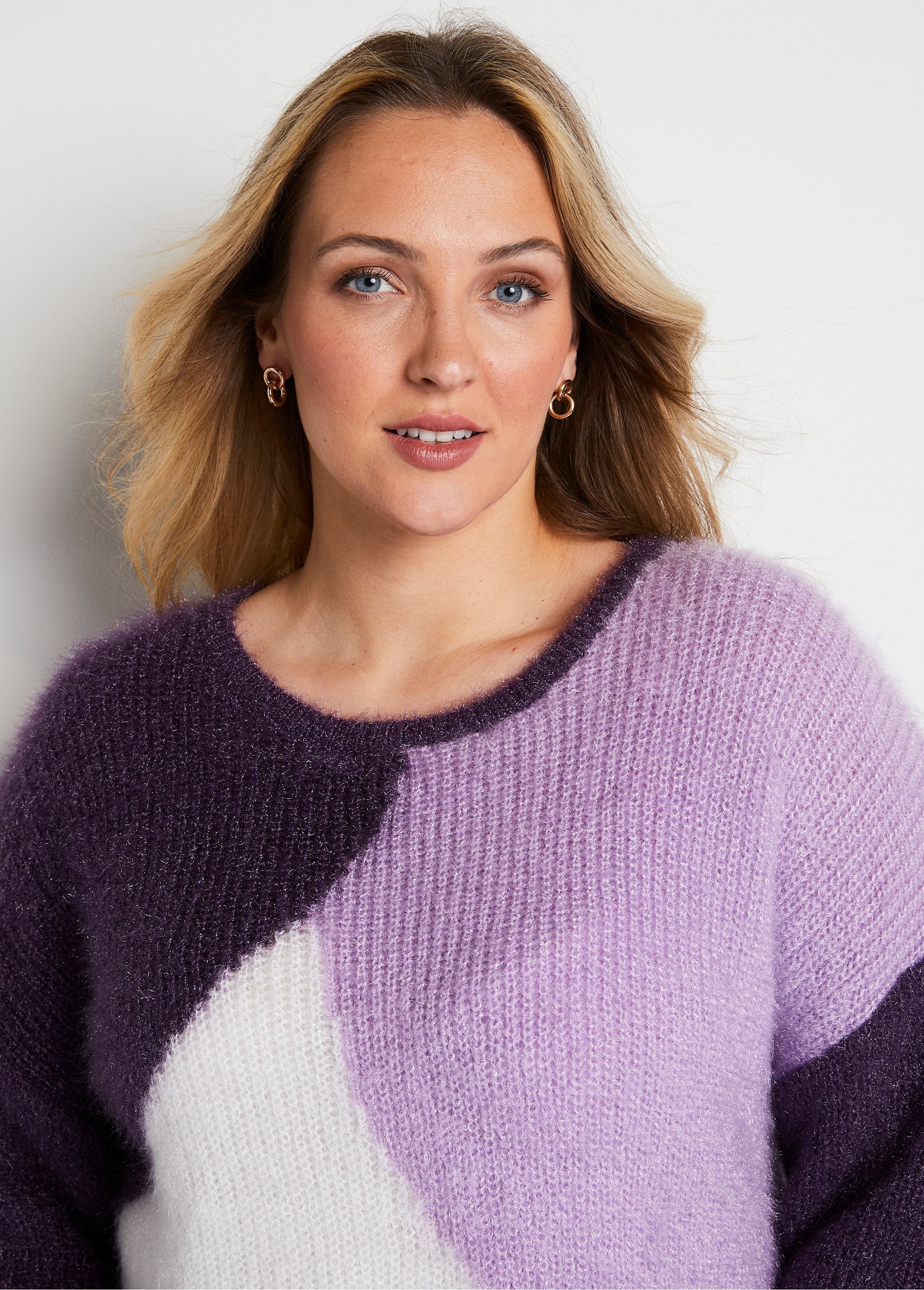 Suéter_de_malha_peluda_com_colorblock_macio_Groselha_Preta_e_Cru_DE1_curvy