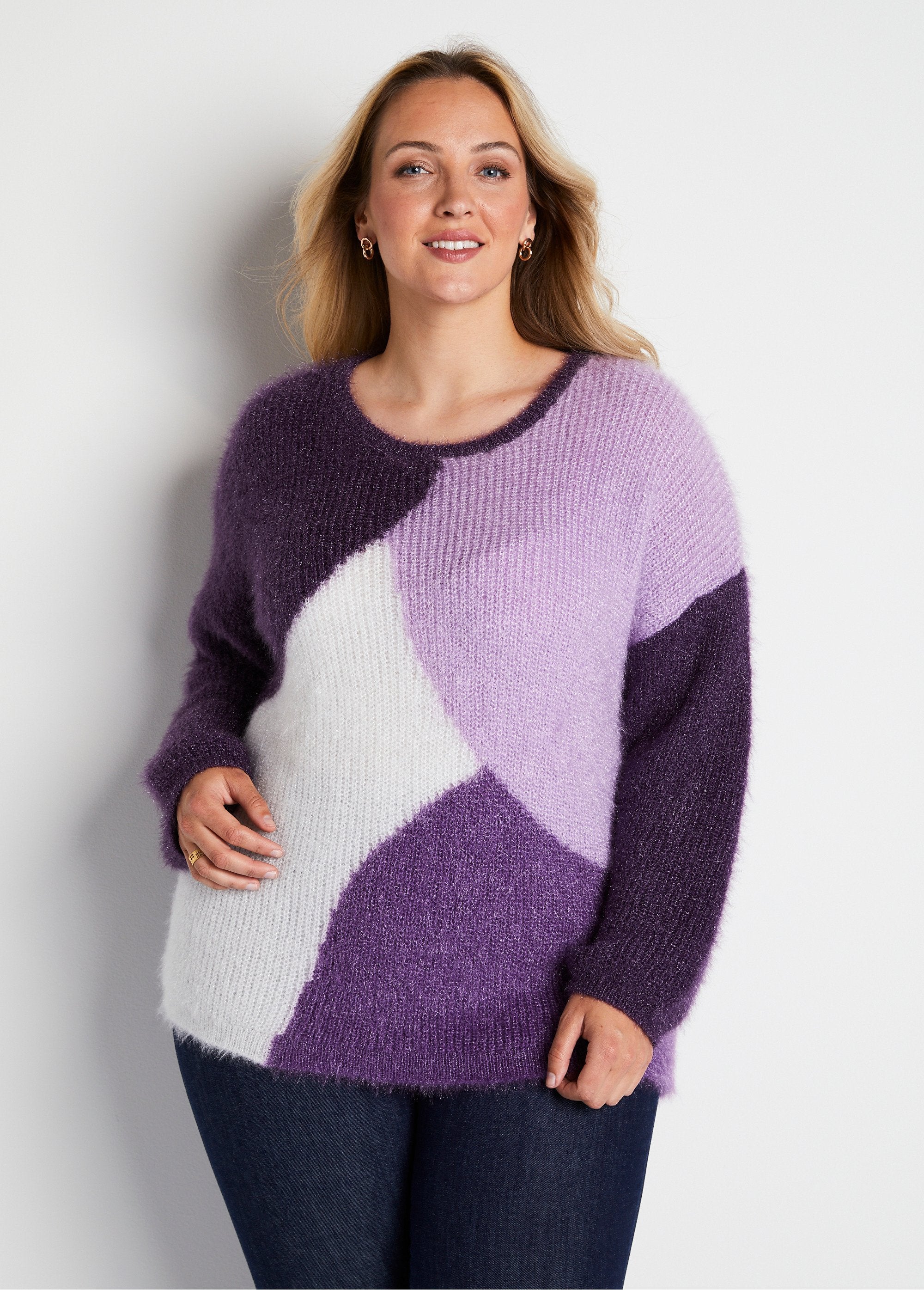 Suéter_de_malha_peluda_com_colorblock_macio_Groselha_Preta_e_Cru_FA1_curvy