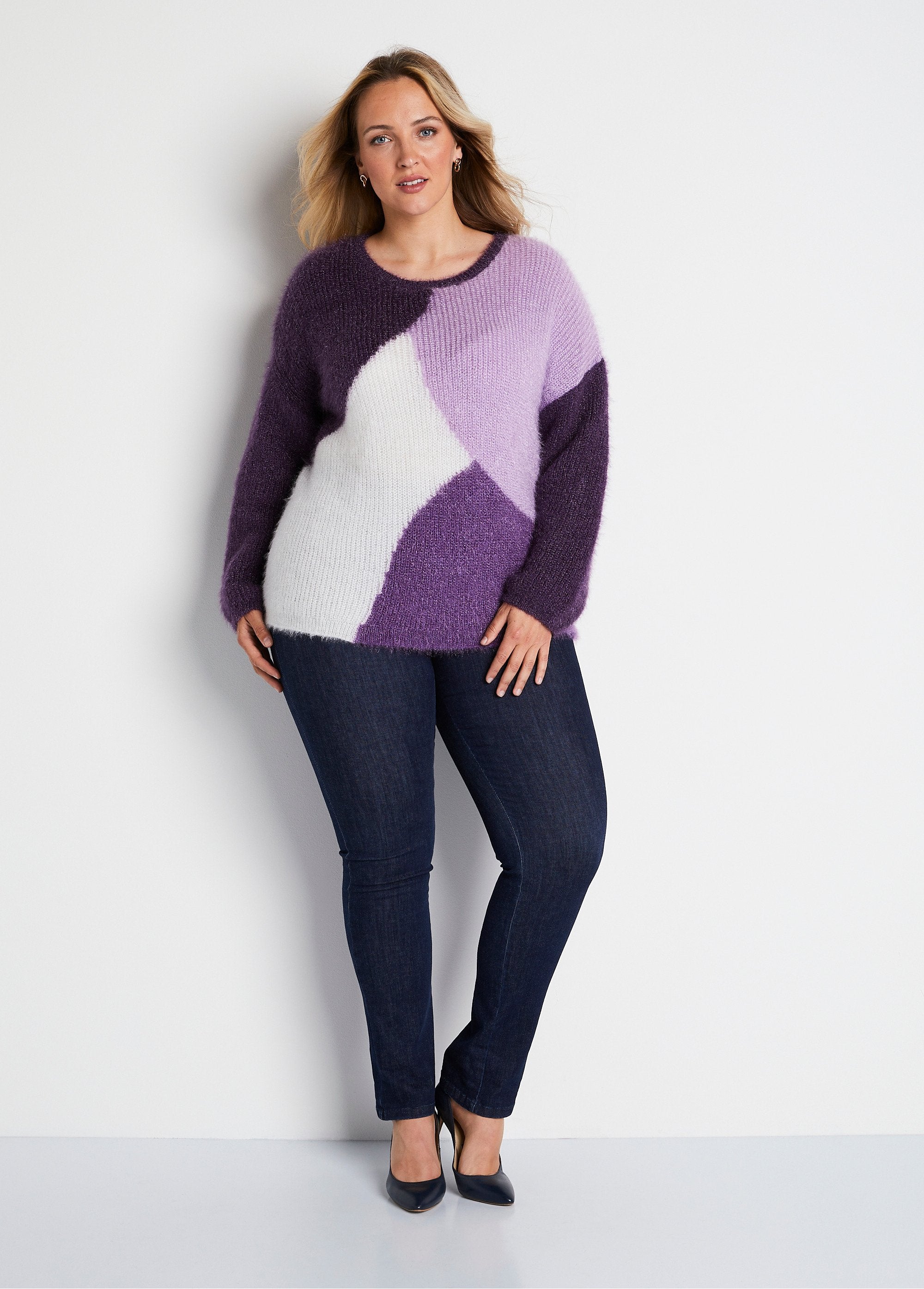 Suéter_de_malha_peluda_com_colorblock_macio_Groselha_Preta_e_Cru_SF1_curvy