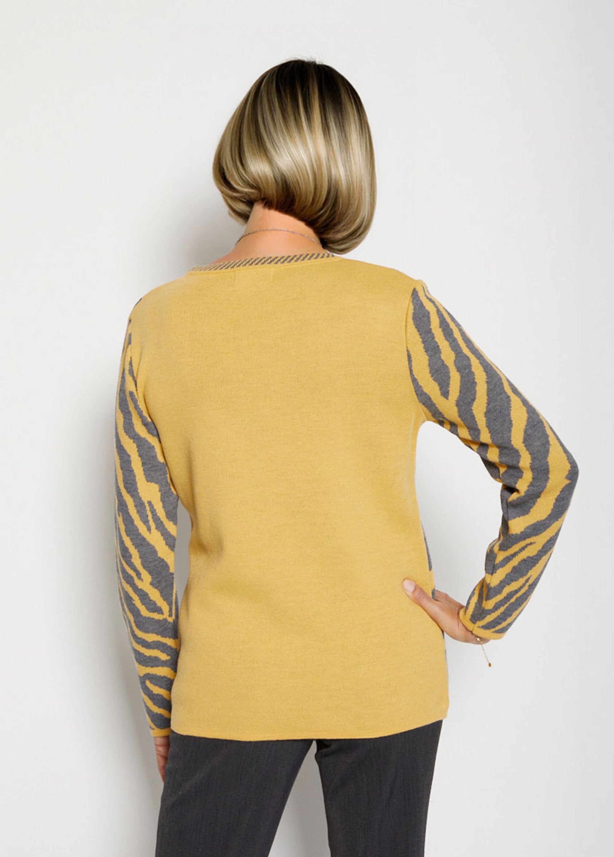 Suéter_elegante_em_jacquard_zebra_Mel_e_cinza_DO1_slim