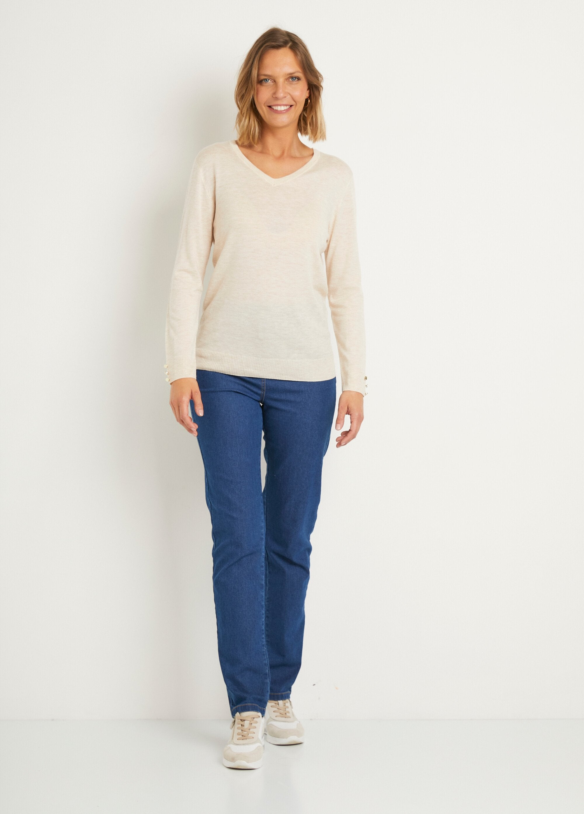 Suéter_fino_com_decote_em_V_em_jersey_liso_com_lã_merino_Ficelle_SF1_slim