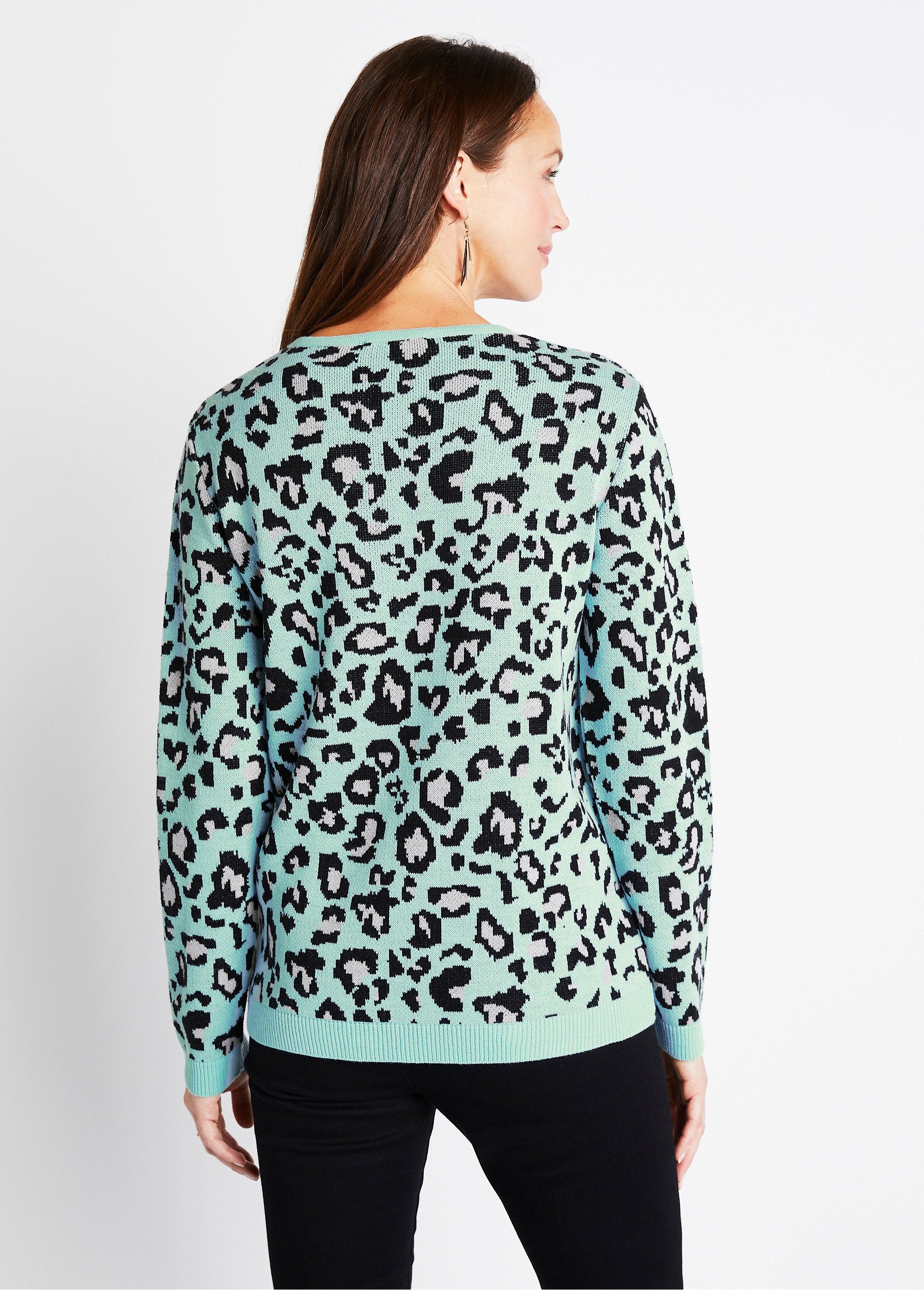 Suéter_jacquard_leopardo_com_gola_redonda_Ônix_e_preto_DO1_slim