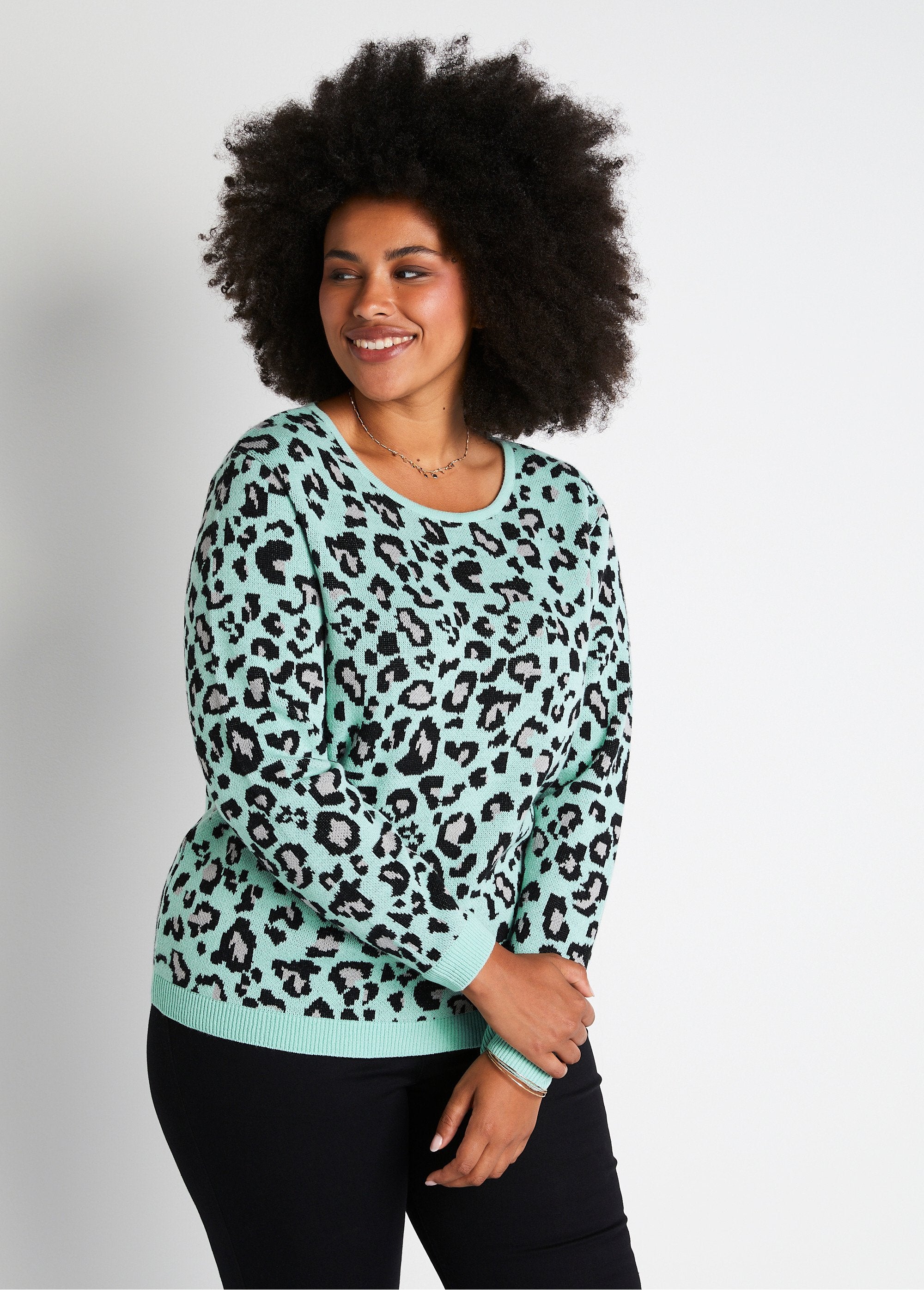 Suéter_jacquard_leopardo_com_gola_redonda_Ônix_e_preto_FA1_curvy