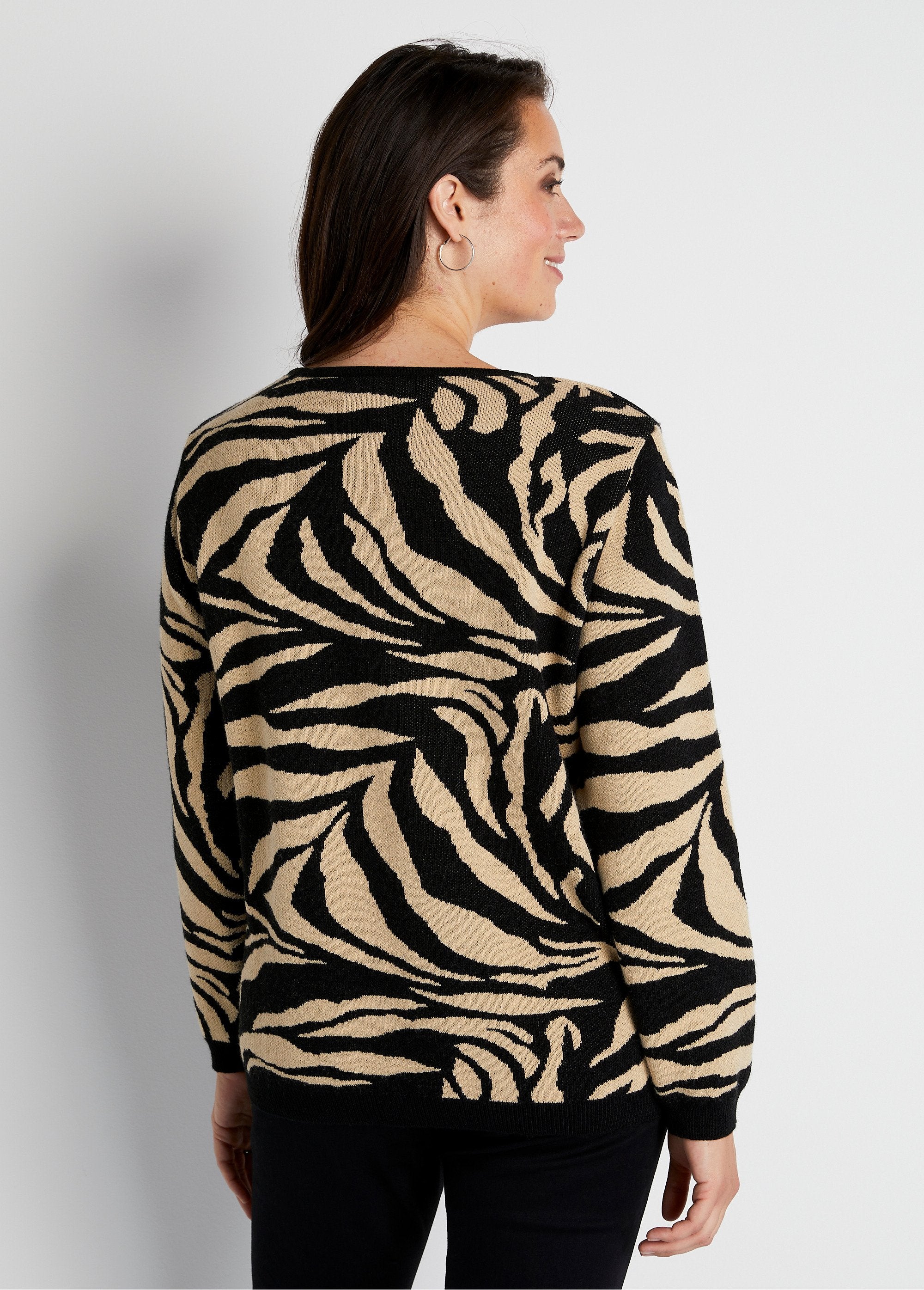 Suéter_macio_em_jacquard_zebra_com_gola_redonda_Bege_e_preto_DO1_curvy