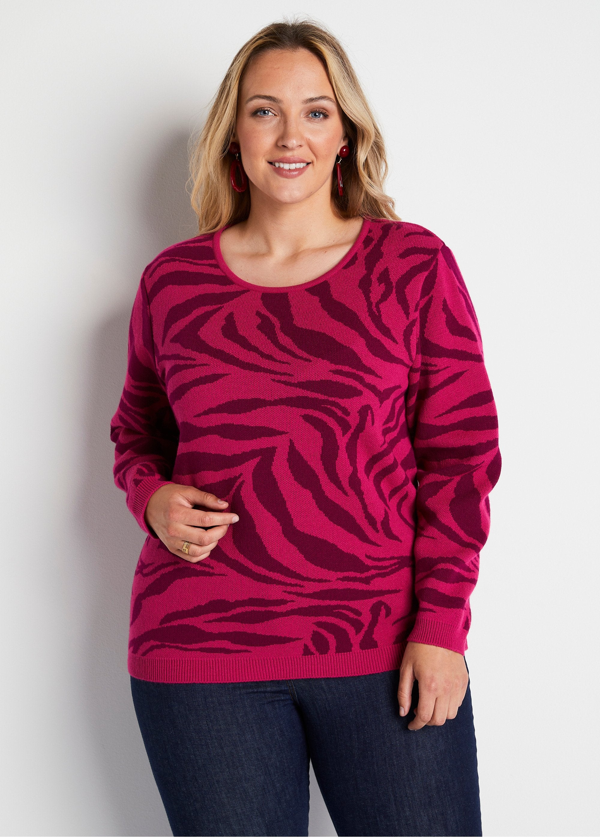 Suéter_macio_em_jacquard_zebra_com_gola_redonda_Fúcsia_e_groselha_preta_FA1_curvy