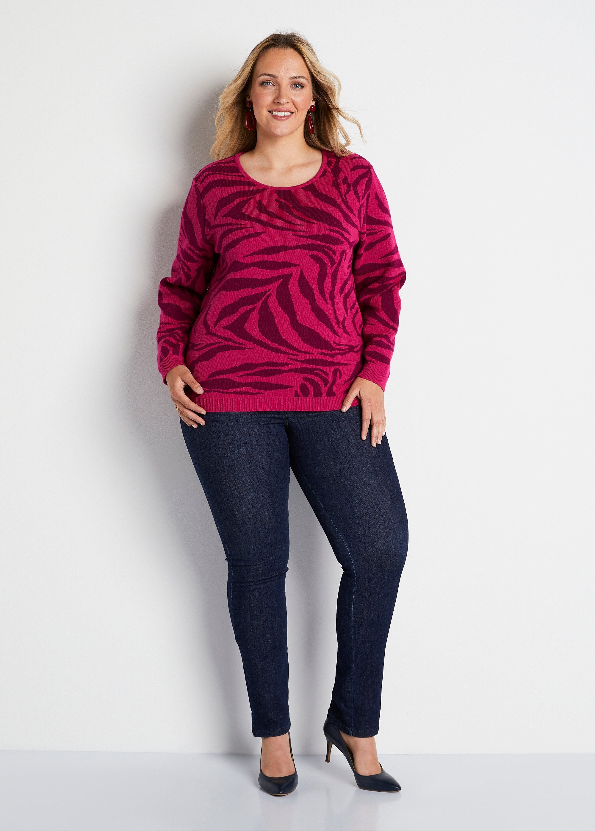 Suéter_macio_em_jacquard_zebra_com_gola_redonda_Fúcsia_e_groselha_preta_SF1_curvy