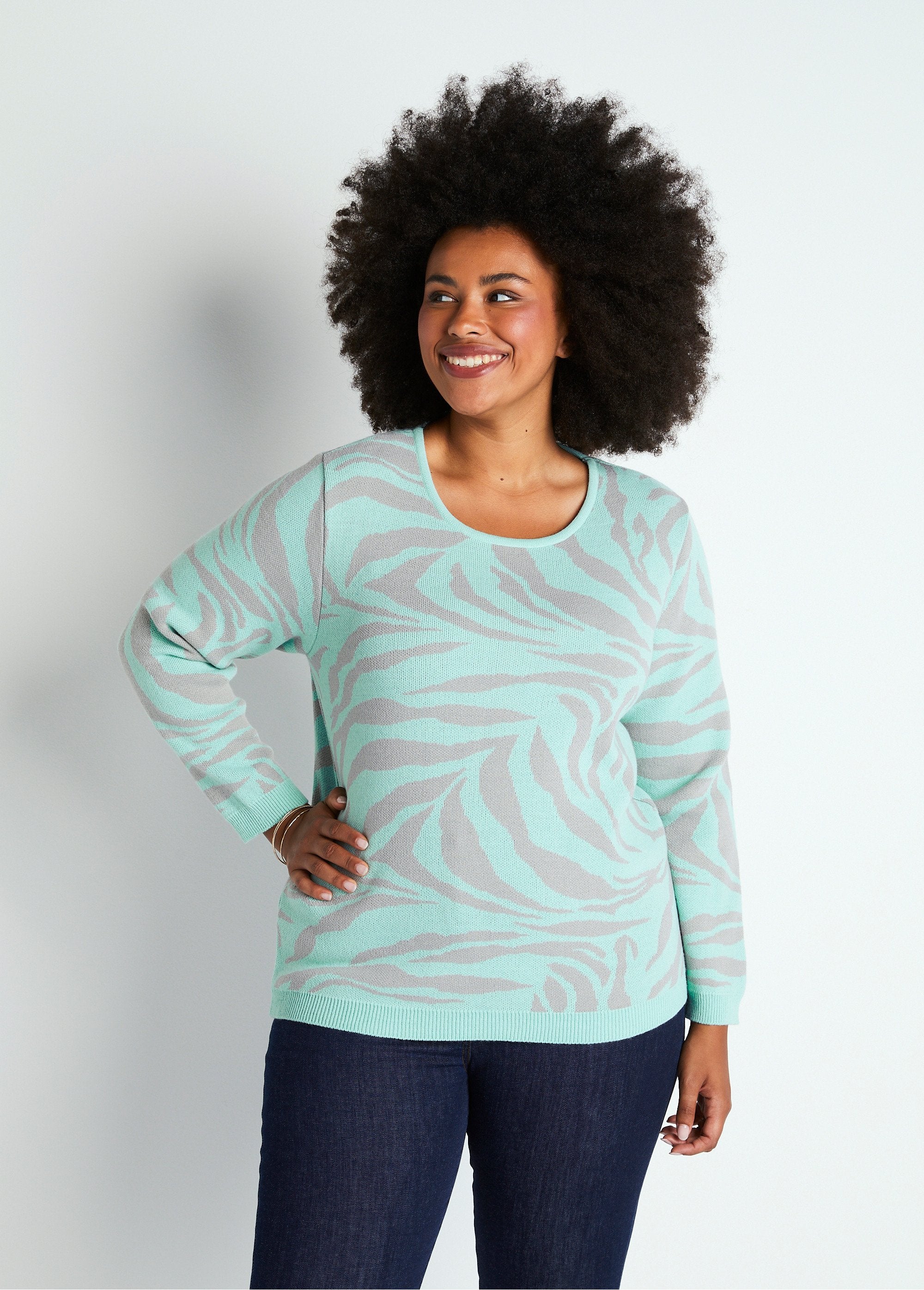 Suéter_macio_em_jacquard_zebra_com_gola_redonda_Ônix_e_cinza_FA1_curvy