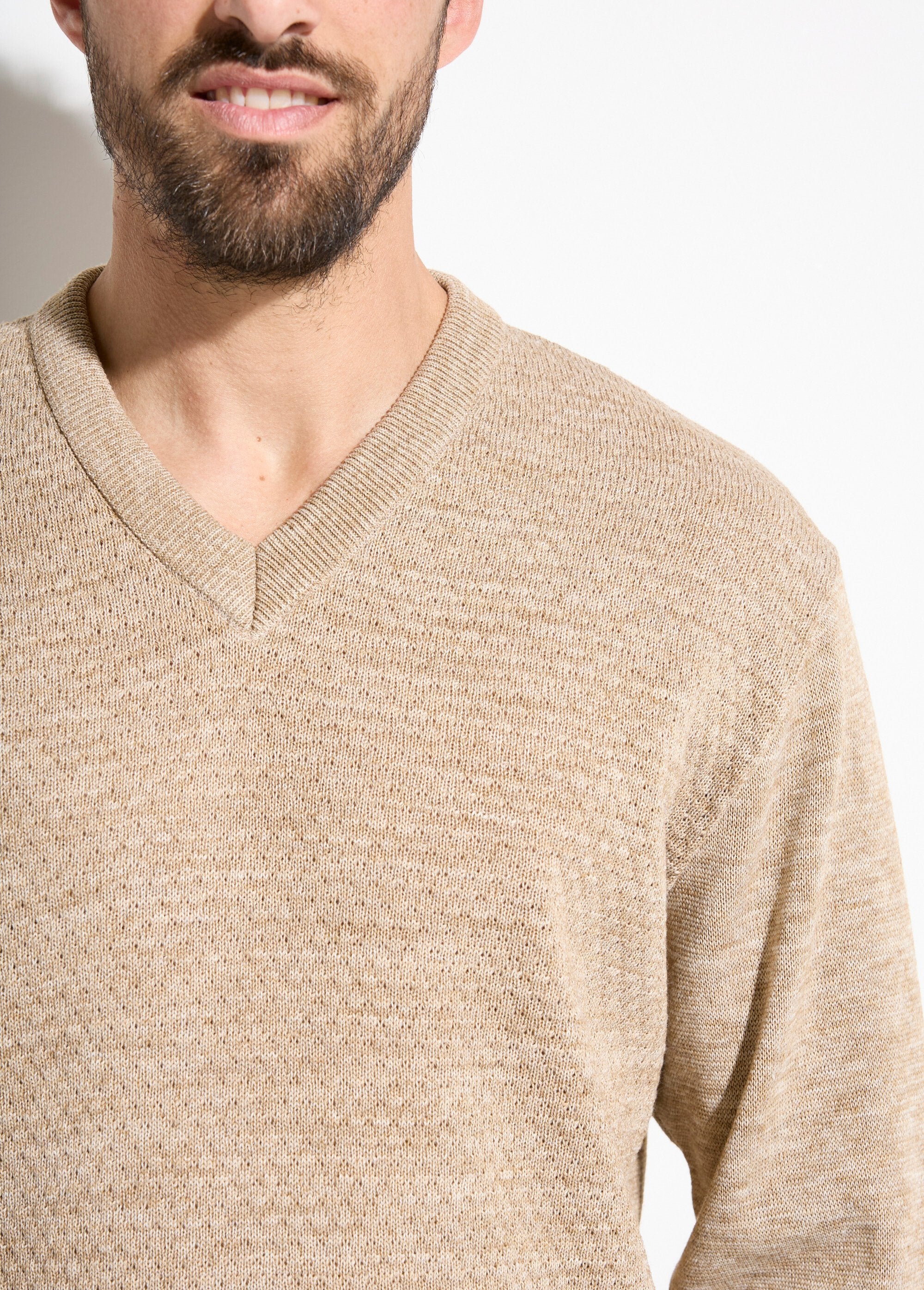 Suéter_de_lã_tricotado_com_decote_em_V_e_mangas_compridas_Beige_DE1_slim