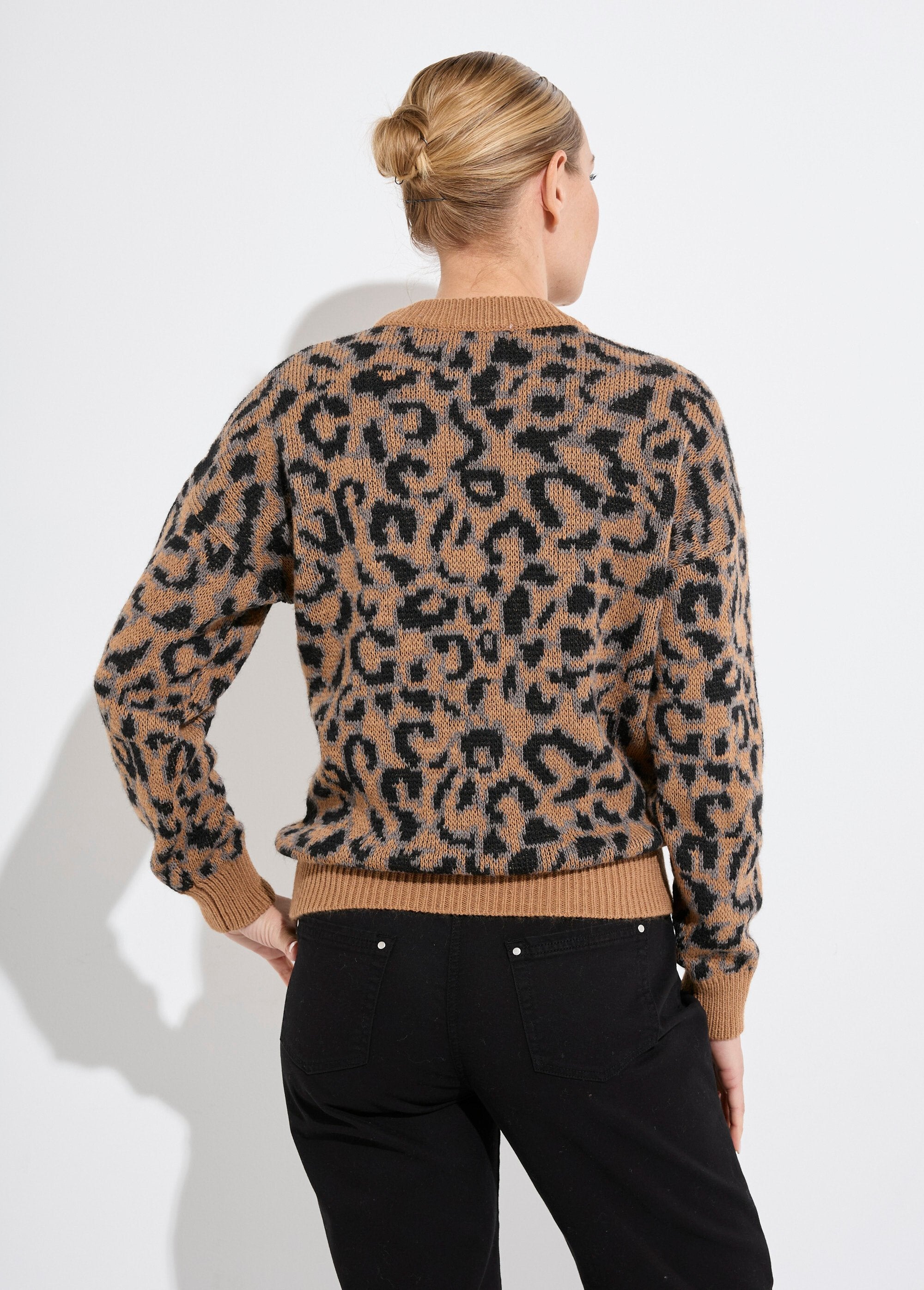 Suéter_com_estampa_de_leopardo,_gola_alta_e_mangas_compridas_Camel_et_noir_DO1_slim