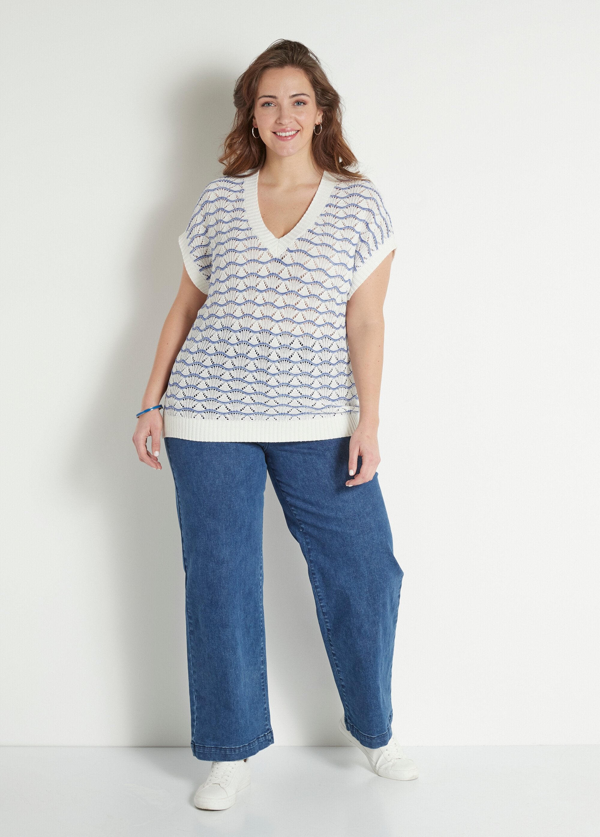 Suéter_sem_mangas_com_decote_em_V_vazado_bicolor_Ecru_et_bleu_SF1_curvy