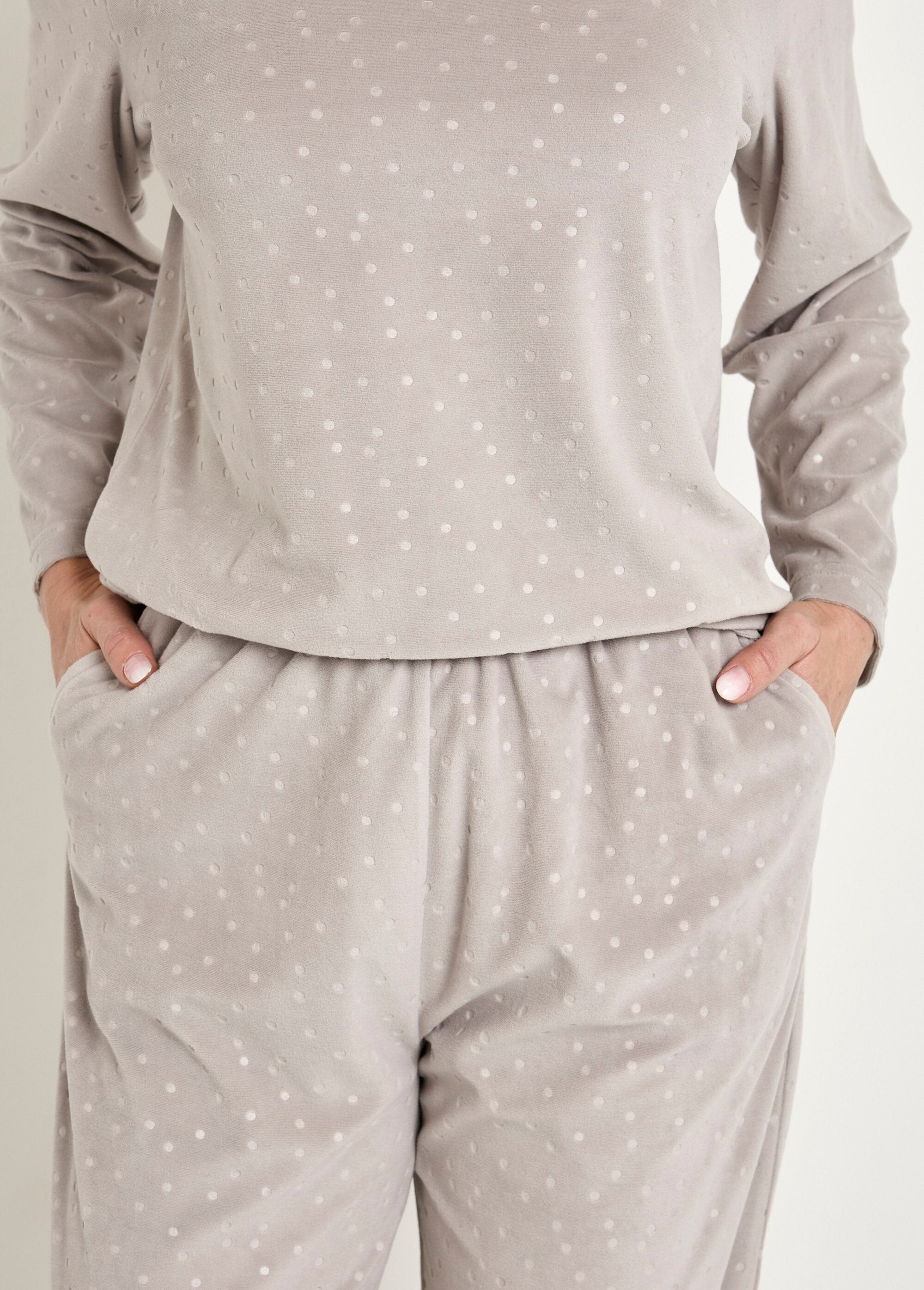 Calça_de_pijama_de_veludo_com_gola_redonda_e_bolinhas_em_relevo_Gris_DE1_slim