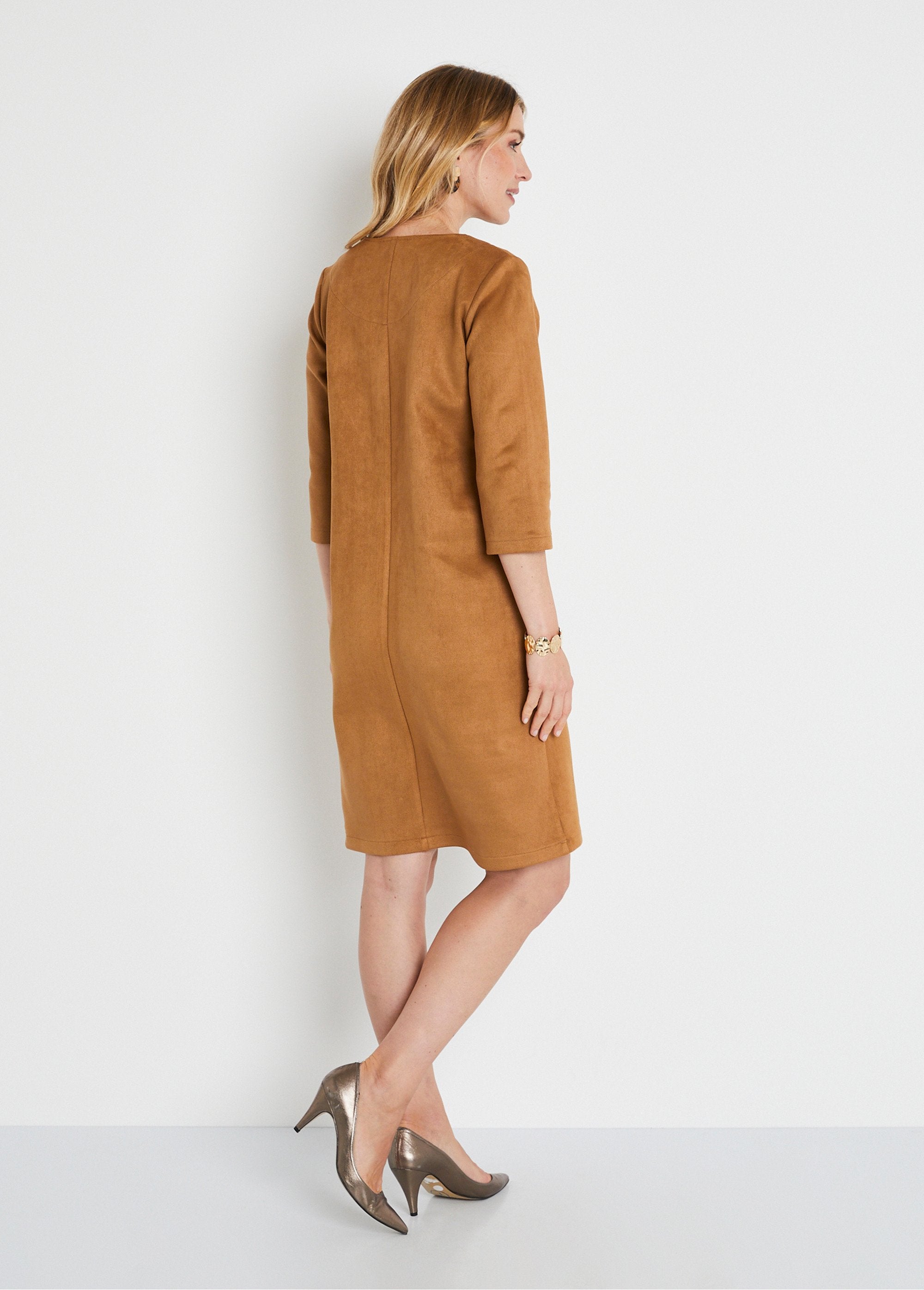 Vestido_curto_completo_em_camurça_lisa_Camel_DO1_slim