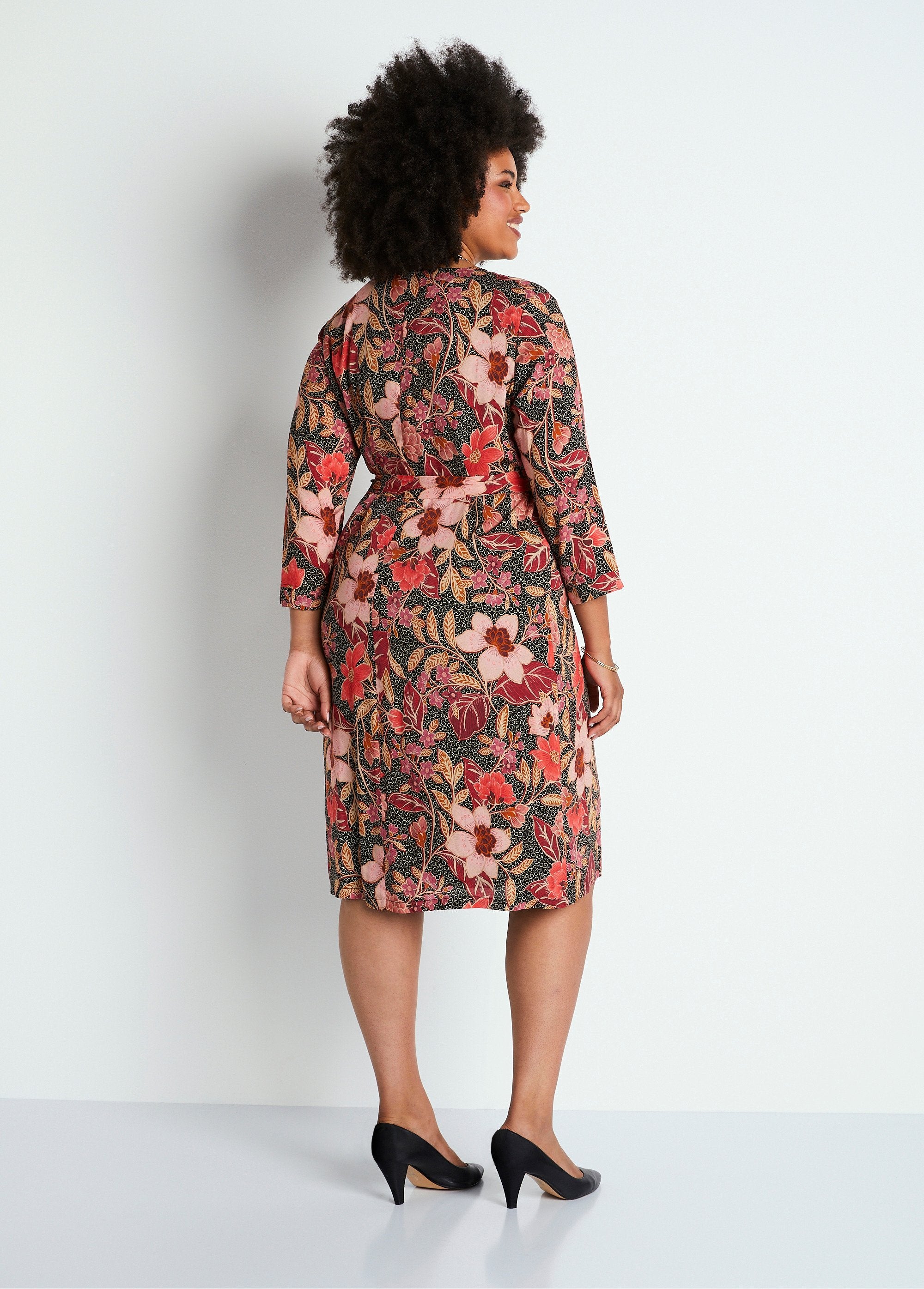 Vestido_curto_solto_com_estampa_floral_Estampa_coral_DO1_curvy