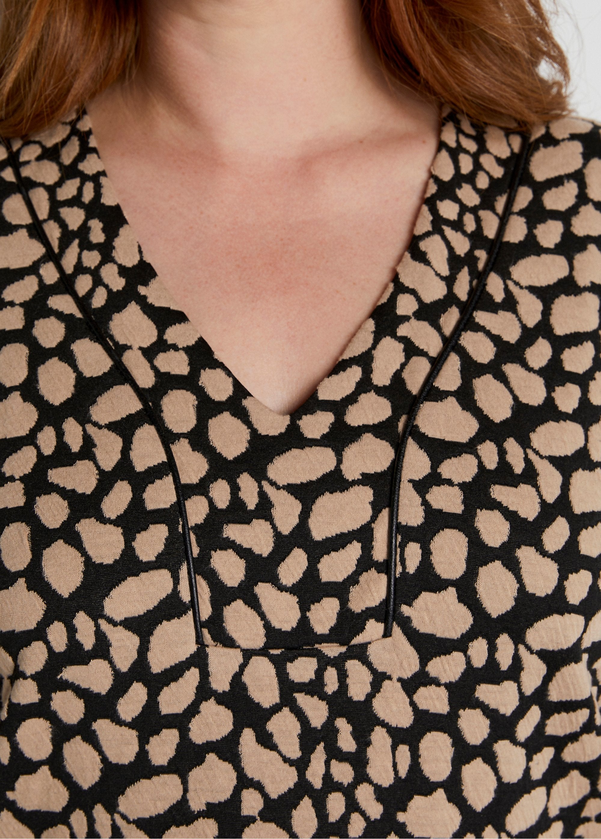 Vestido_curto_solto_em_jacquard_bicolor_Preto_e_bege_DE2_curvy