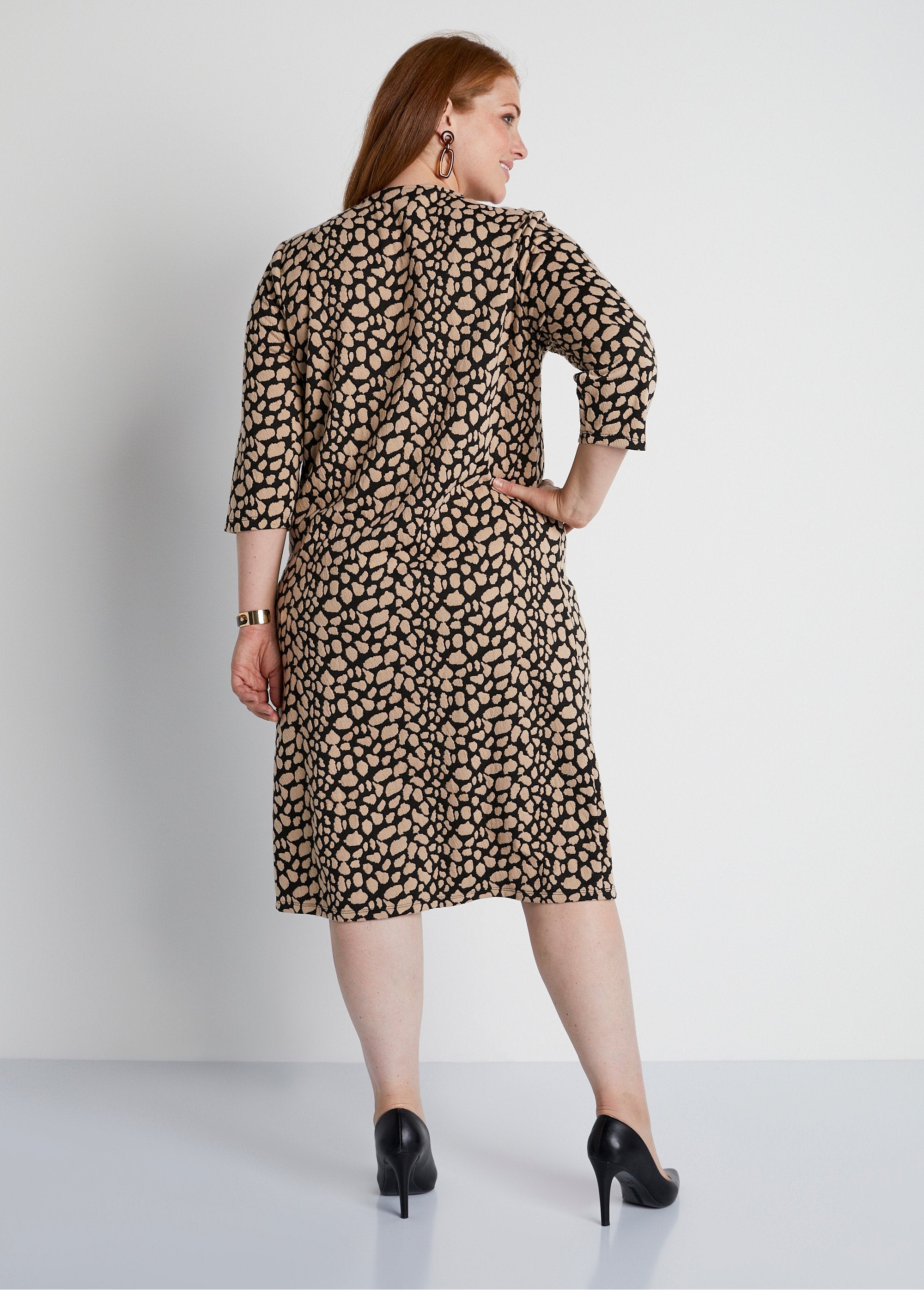 Vestido_curto_solto_em_jacquard_bicolor_Preto_e_bege_DO1_curvy