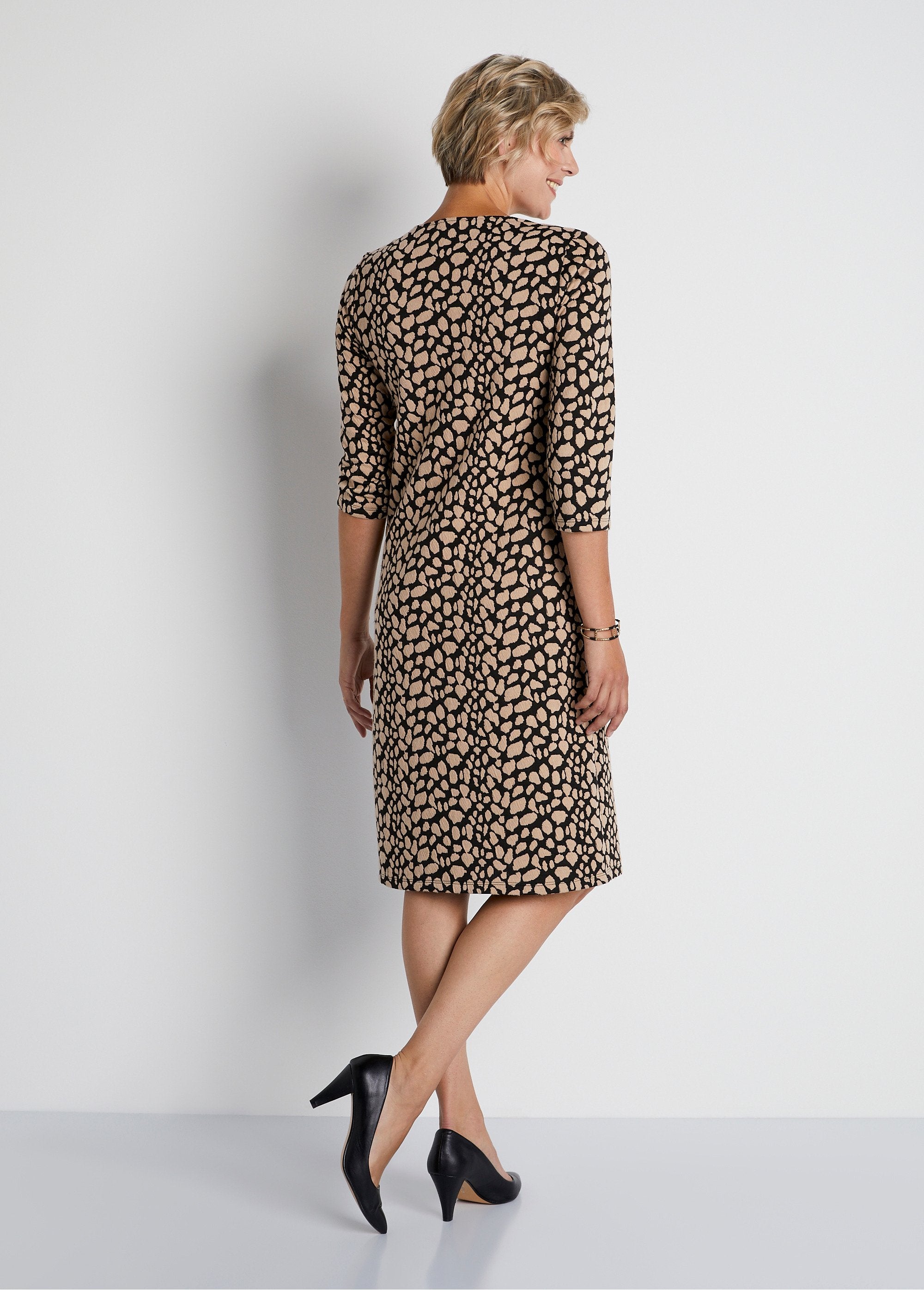 Vestido_curto_solto_em_jacquard_bicolor_Preto_e_bege_DO1_slim