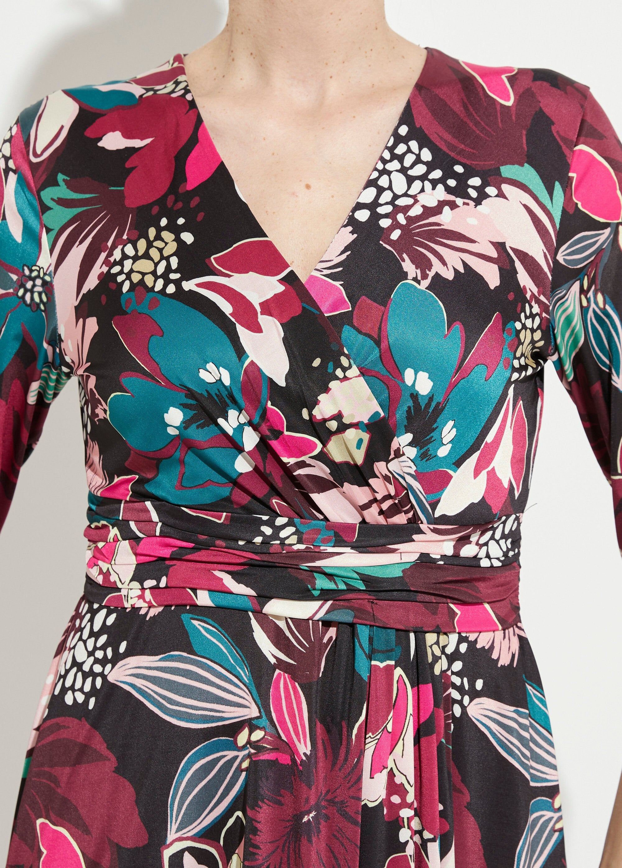 Vestido_curto_evasê_com_estampa_floral_Imprime_fuchsia_DE1_slim