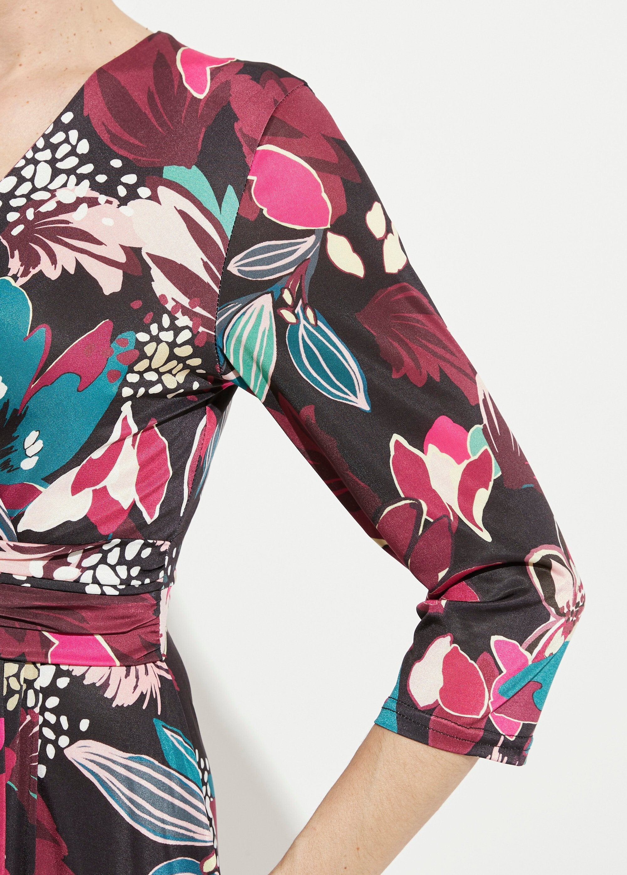 Vestido_curto_evasê_com_estampa_floral_Imprime_fuchsia_DE2_slim