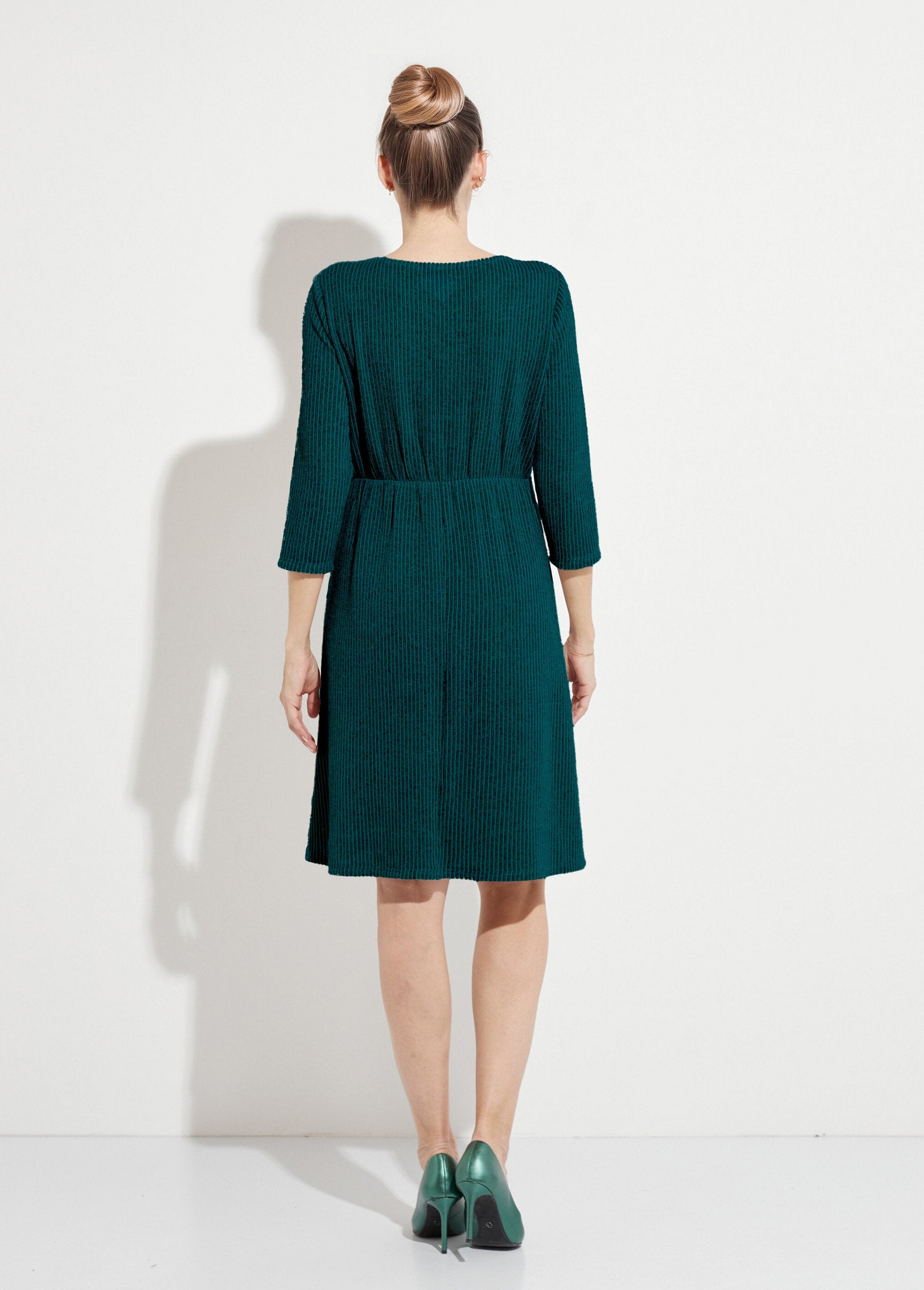 Vestido_curto_de_malha_canelada_Vert_DO1_slim