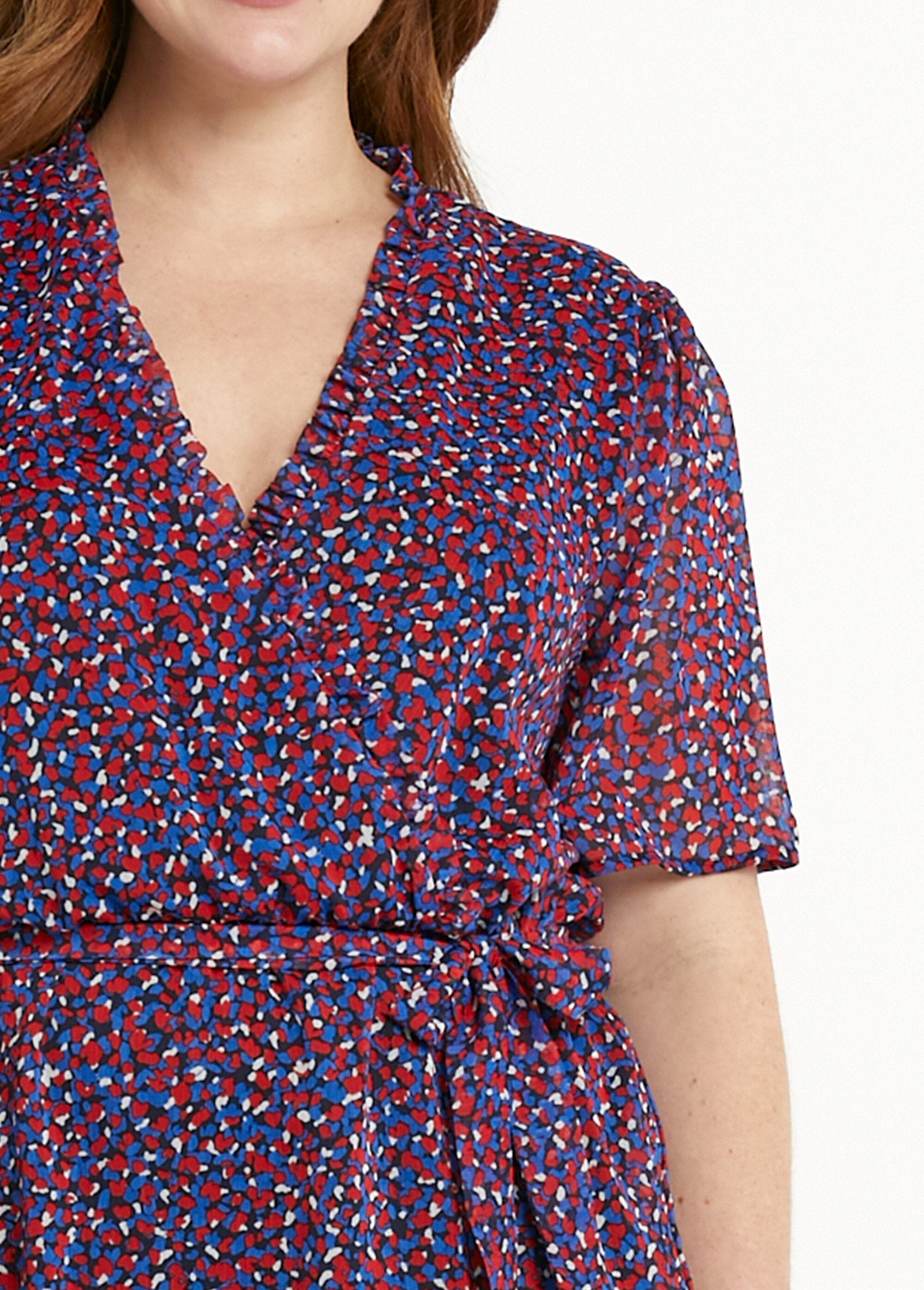 Vestido_envelope_com_babados_e_voile_com_estampa_gráfica_Marine_et_rouge_DE1_curvy