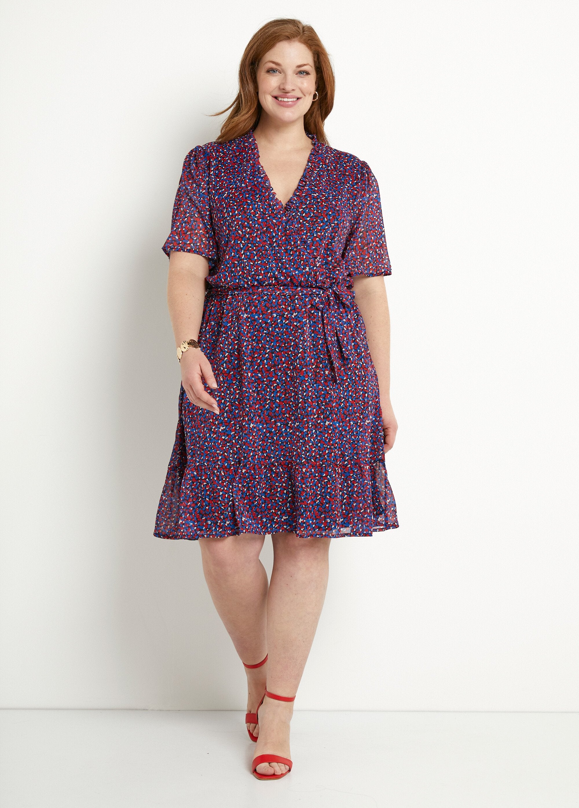 Vestido_envelope_com_babados_e_voile_com_estampa_gráfica_Marine_et_rouge_FA1_curvy