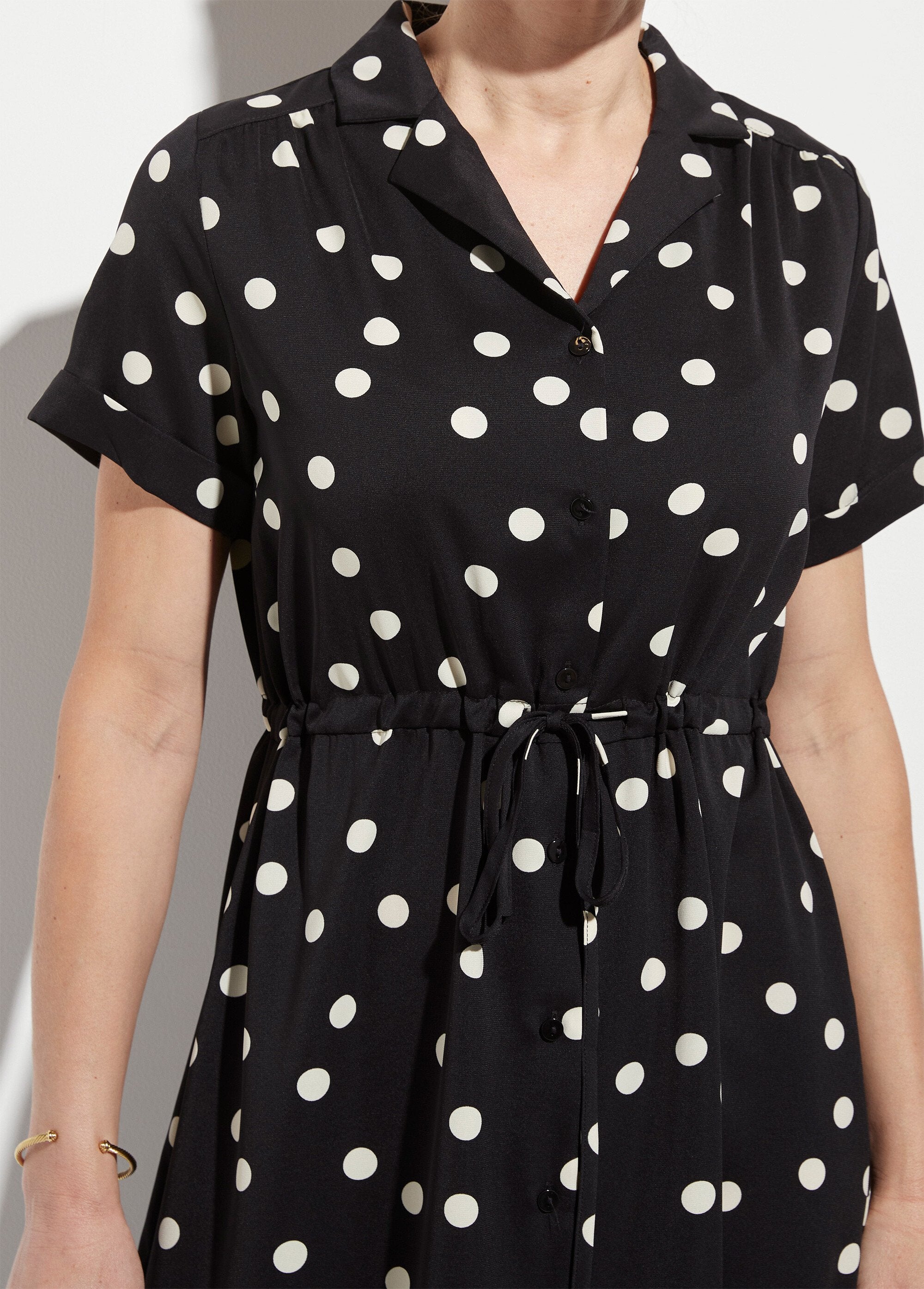 Vestido_longo_de_camisa_de_bolinhas_com_cinto_Noir_pois_DE1_slim