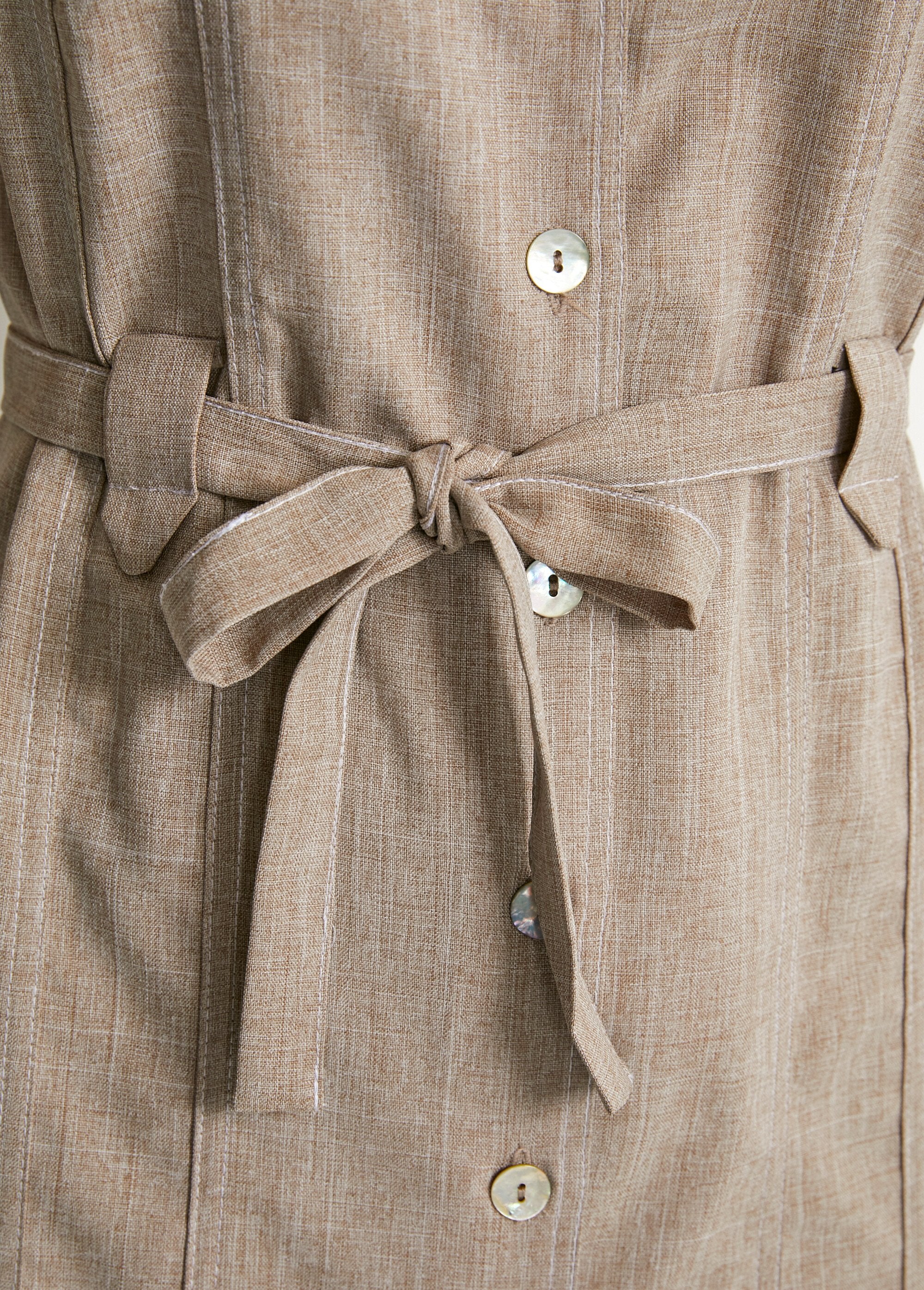 Vestido_camisa_de_comprimento_médio_e_corte_reto_Beige_DE4_slim