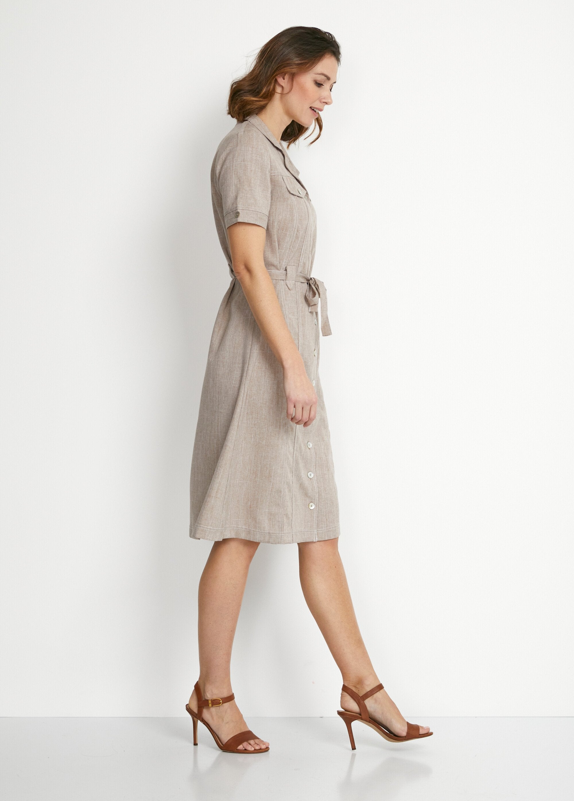 Vestido_camisa_de_comprimento_médio_e_corte_reto_Beige_DR1_slim
