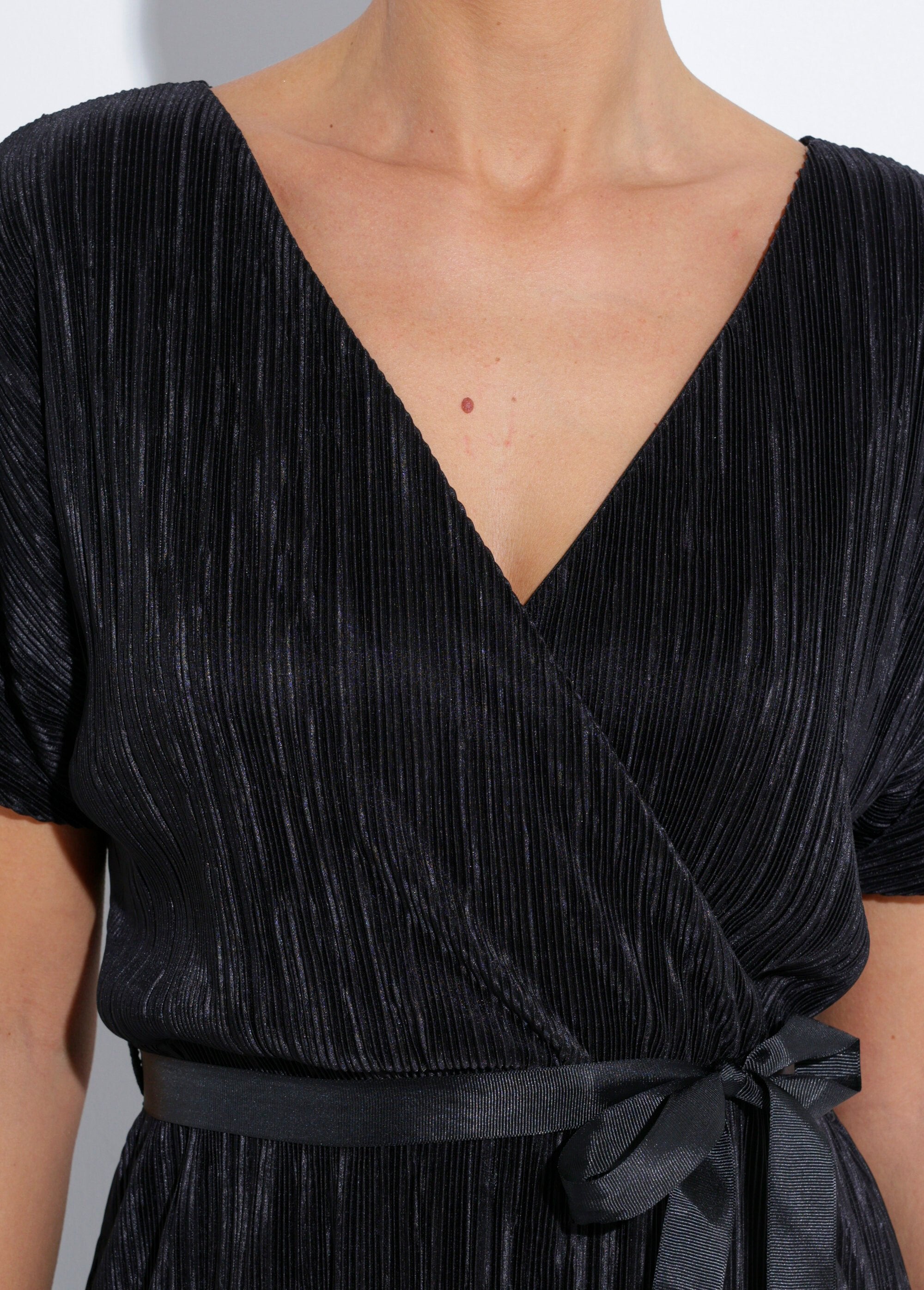 Vestido_plissado_chique_com_decote_em_forma_de_coração_Noir_DE1_slim