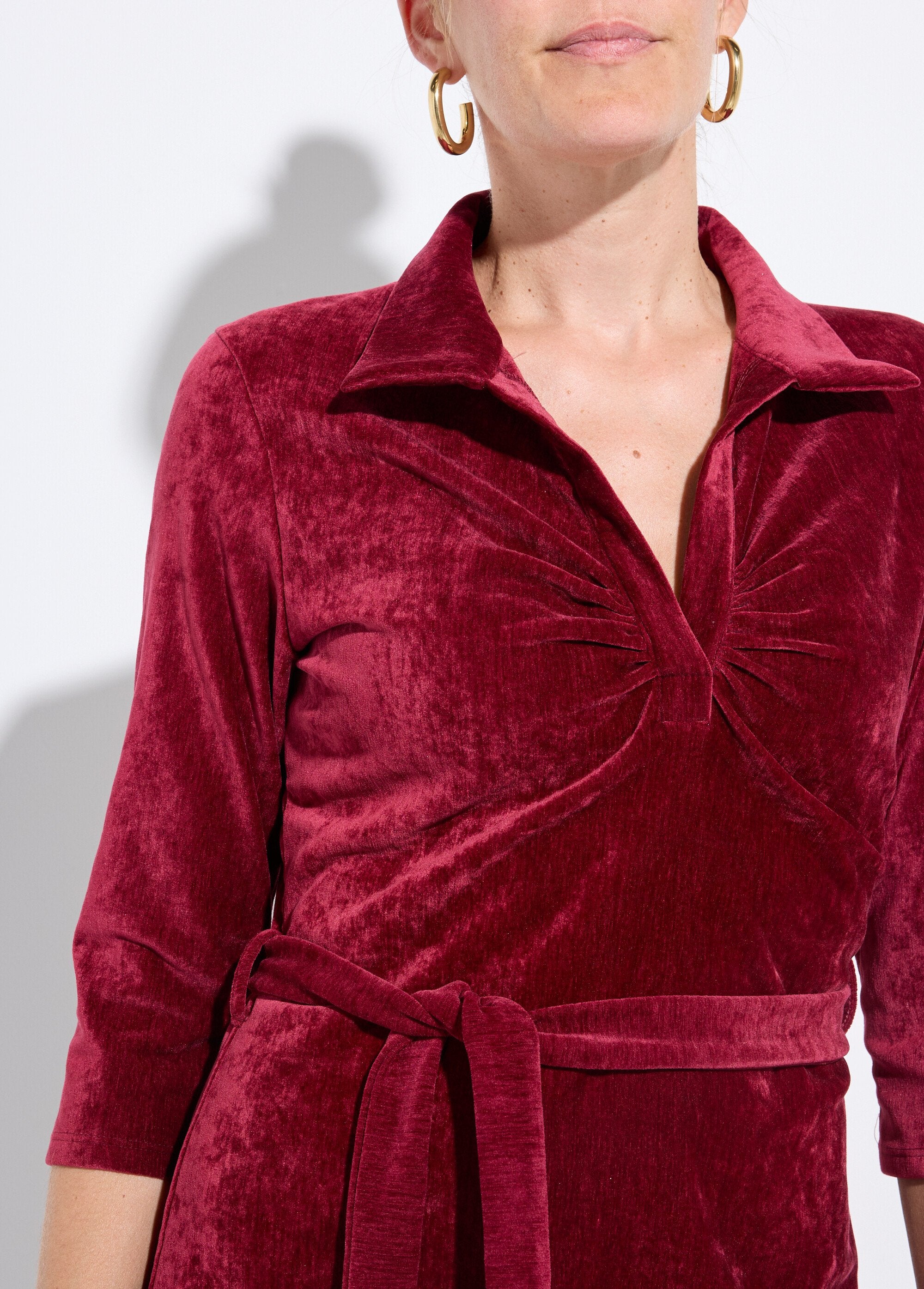 Robe_col_V_à_ceinturer_en_velours_ras_Bordeaux_DE1_slim