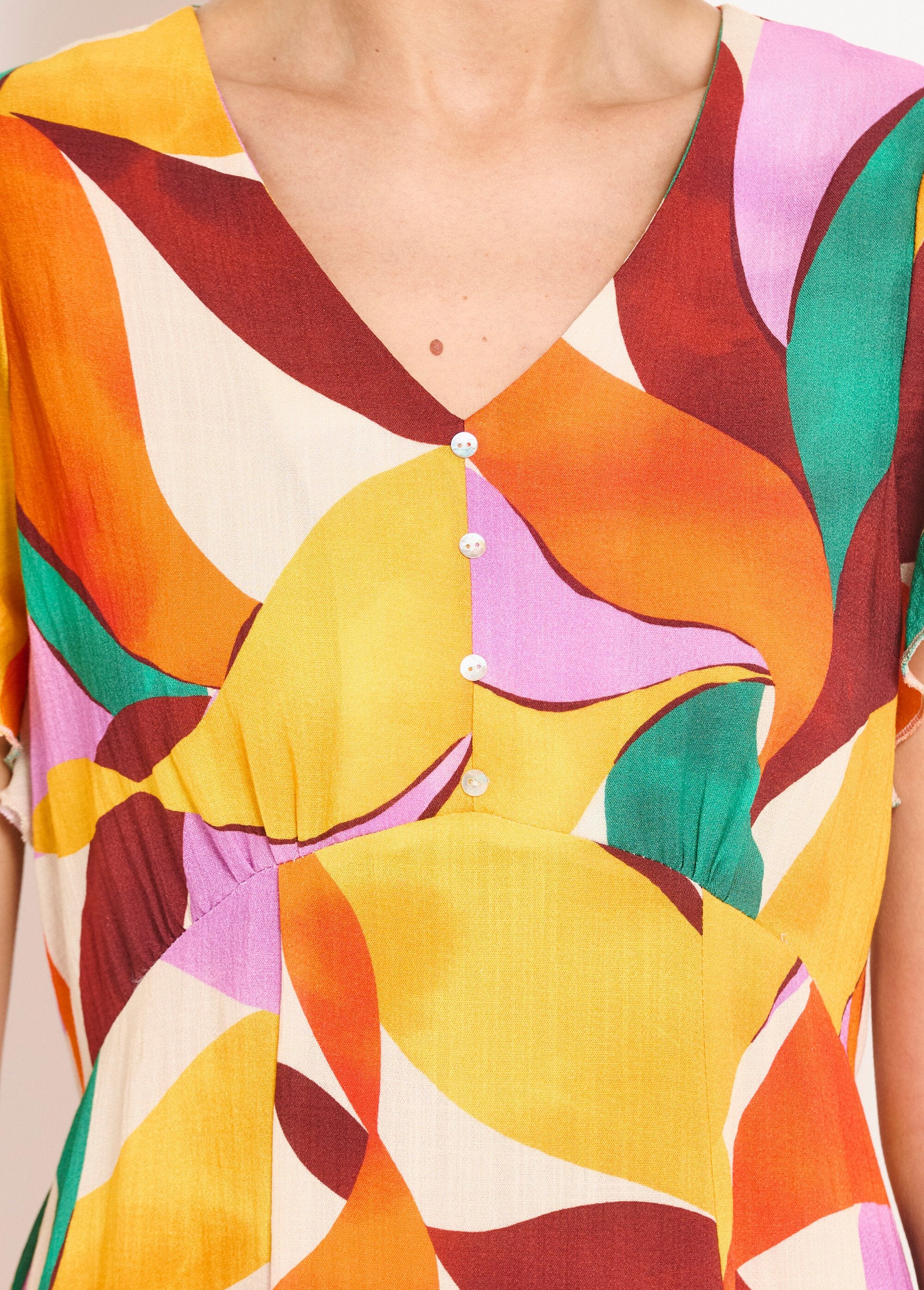 Vestido_curto_decote_V_com_estampa_floral_look_linho_Orange_et_vert_DE1_slim