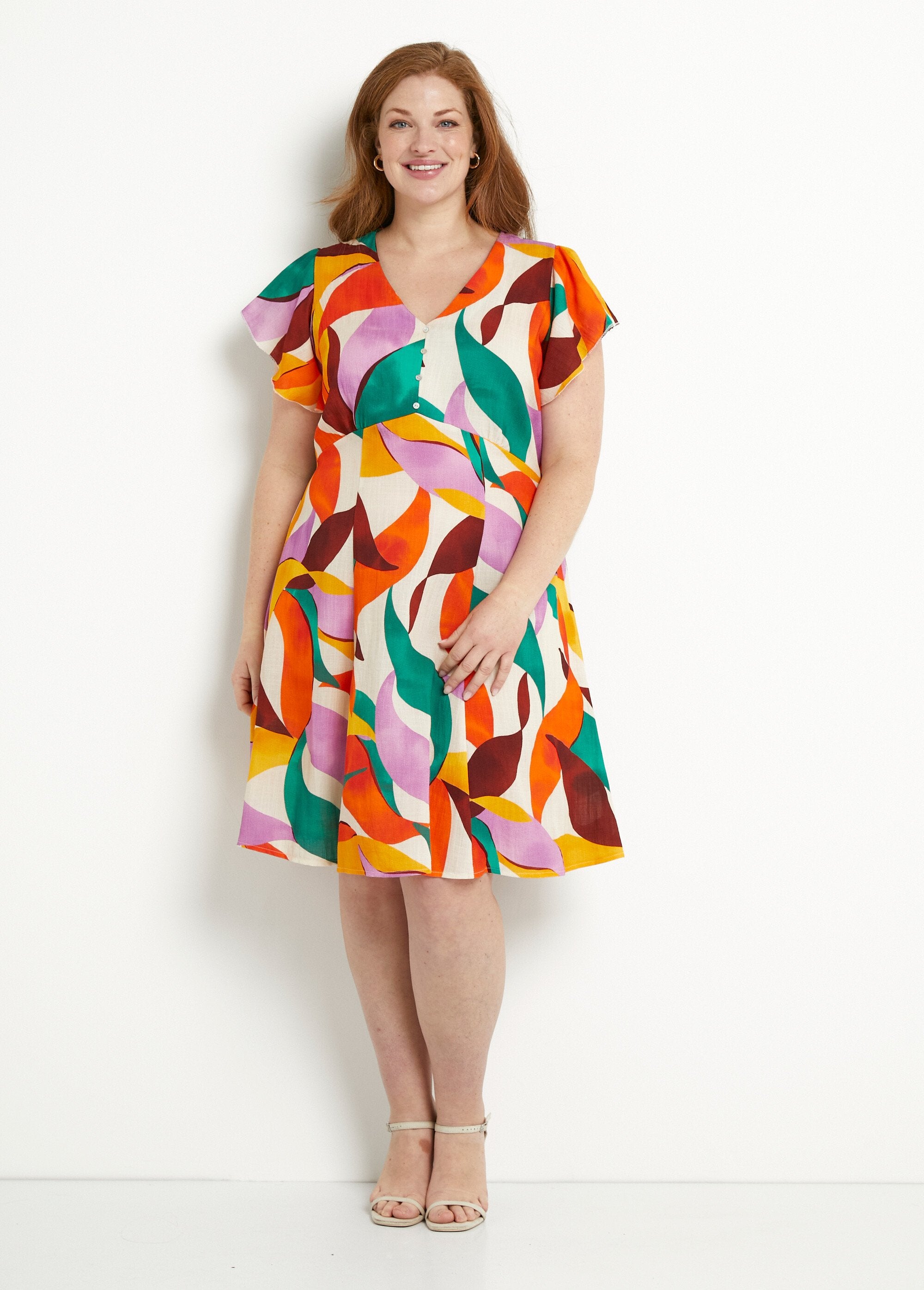 Vestido_curto_decote_V_com_estampa_floral_look_linho_Orange_et_vert_FA1_curvy