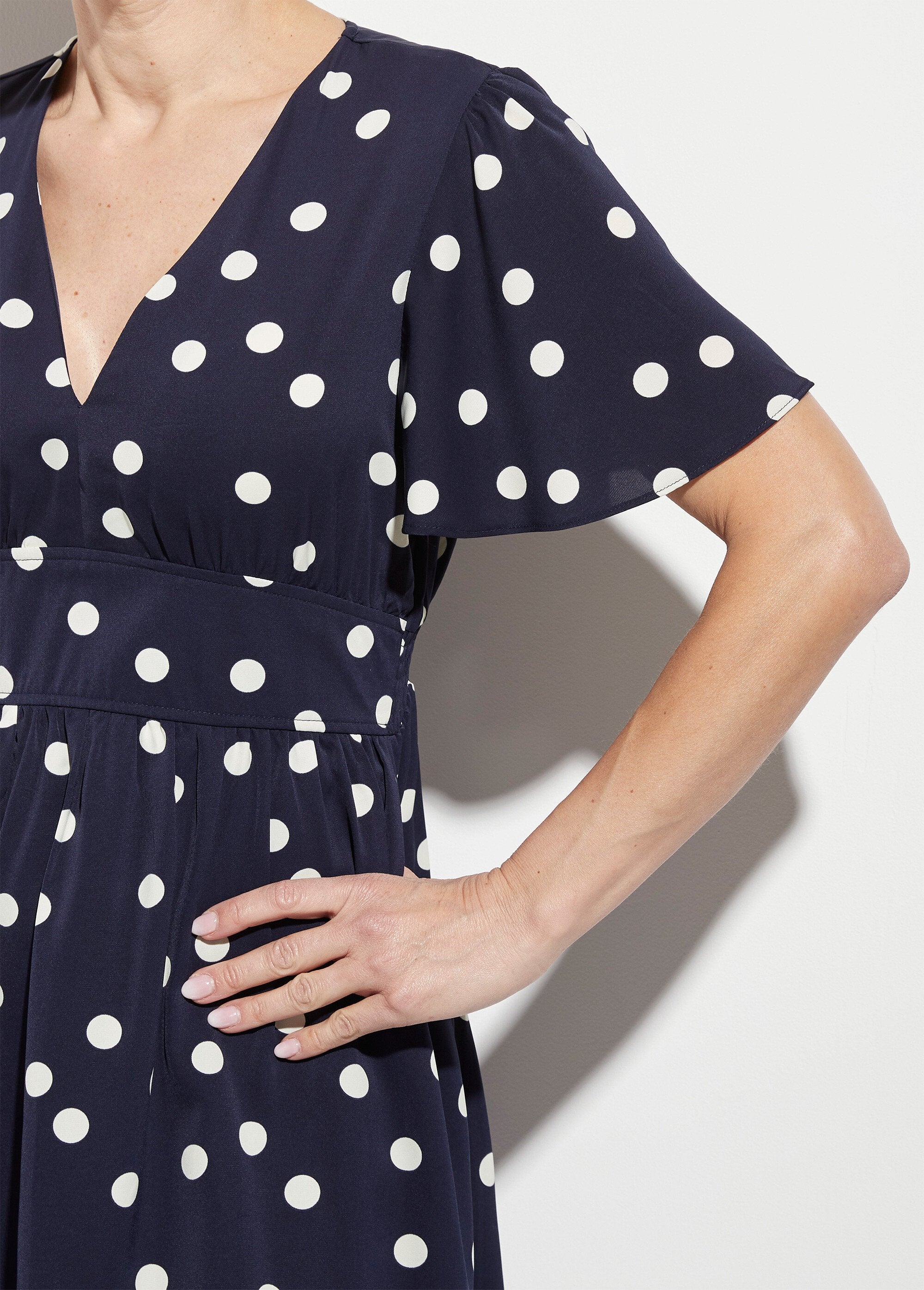 Vestido_curto_de_bolinhas_com_mangas_borboleta_Marine_pois_DE1_slim