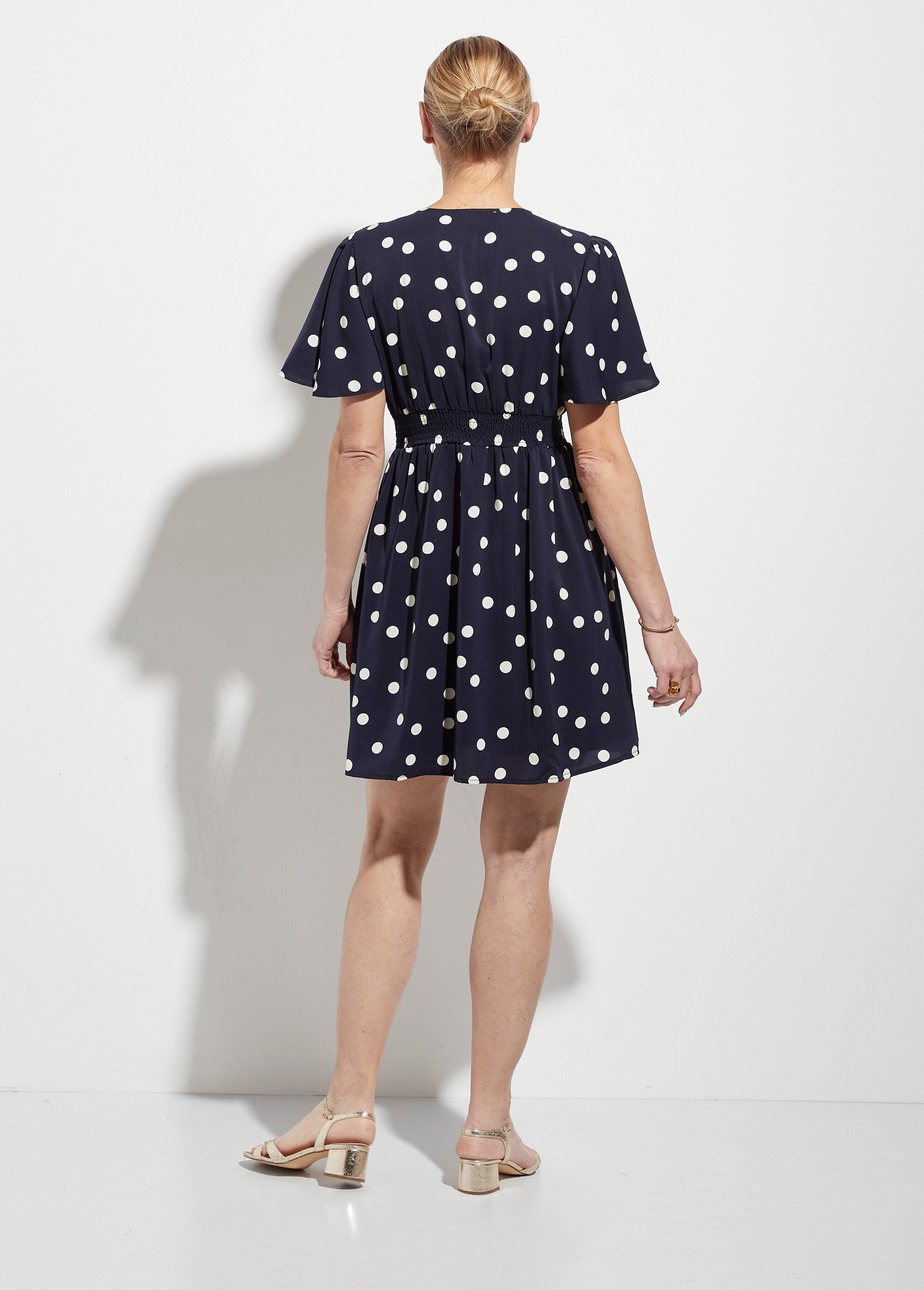 Vestido_curto_de_bolinhas_com_mangas_borboleta_Marine_pois_DO1_slim