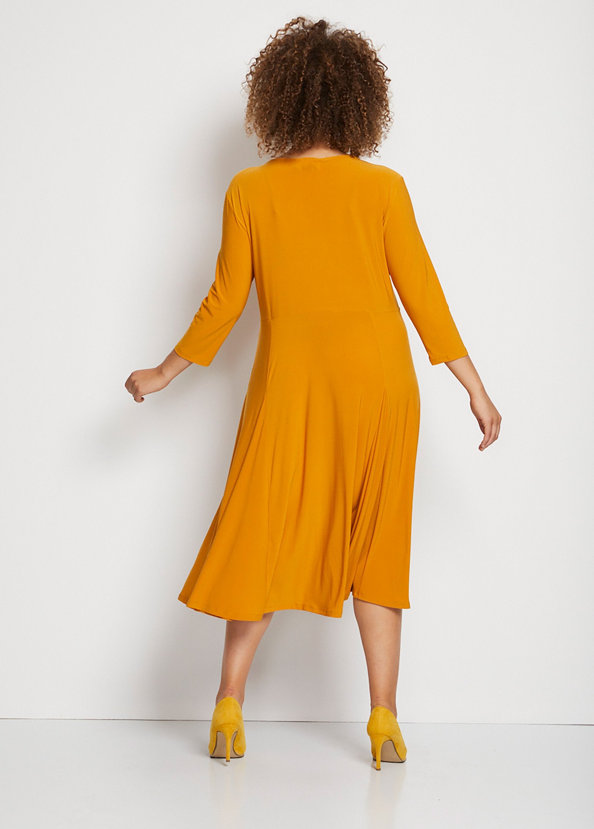 Robe_courte_base_évasée_encolure_V_Jaune_DO1_curvy