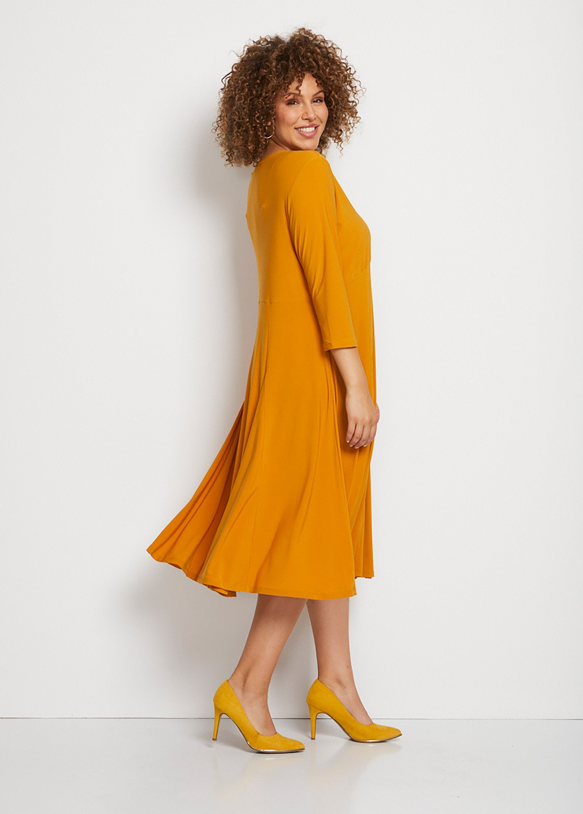 Robe_courte_base_évasée_encolure_V_Jaune_DR1_curvy